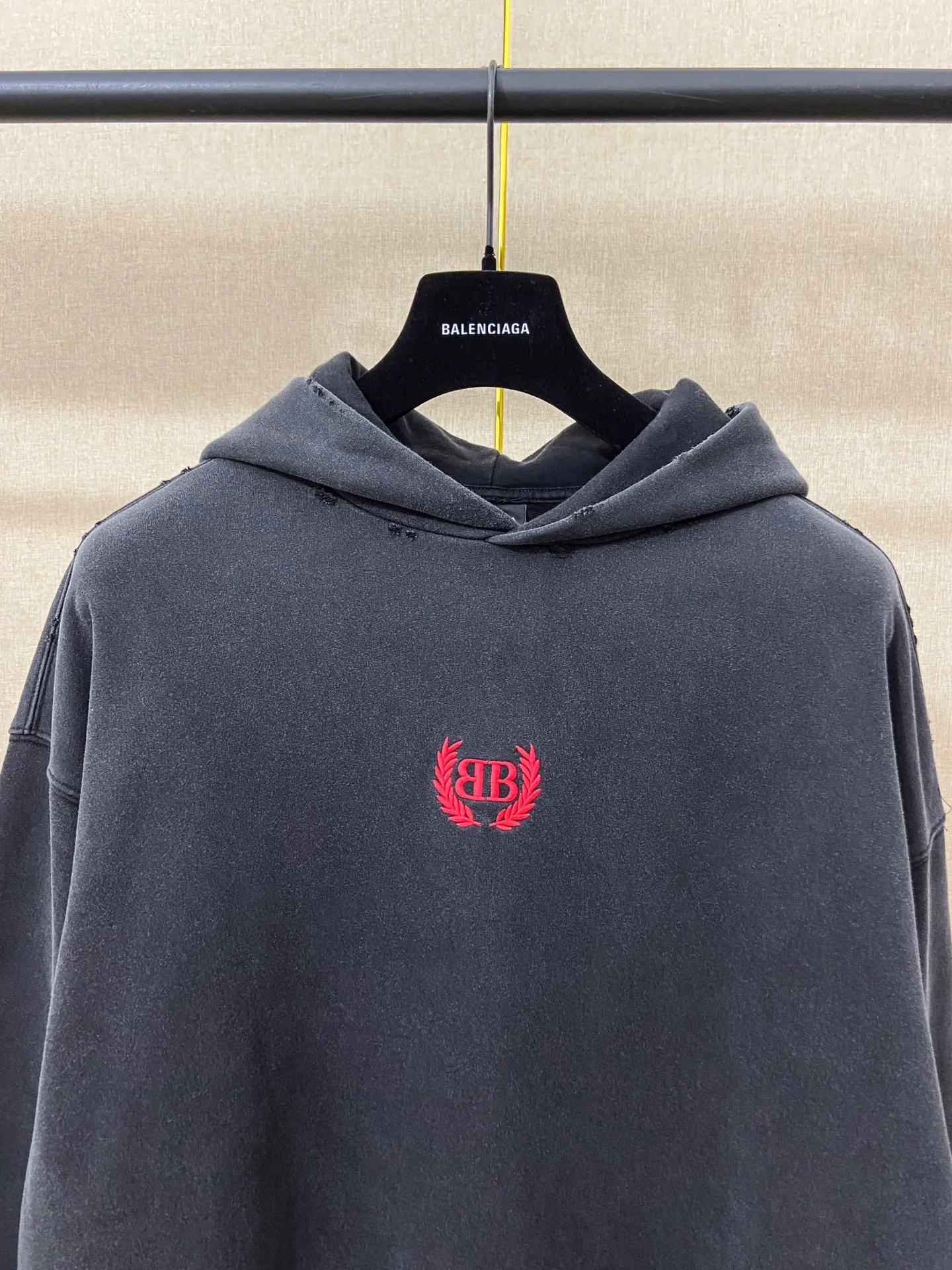 🅿️300 7203 Actual pictures Top version [[BALENCIA*GA] official website quality Paris new wheat ear LOGO front embroidery hooded sweatshirt OS version Loose dropped shoulders Unisex style Fabric: 480g 100% cotton terry Davidson Technique: Front embroidery Garment wash Distressed Frayed Styling Solid color Color: Washed black Size: XS S M L