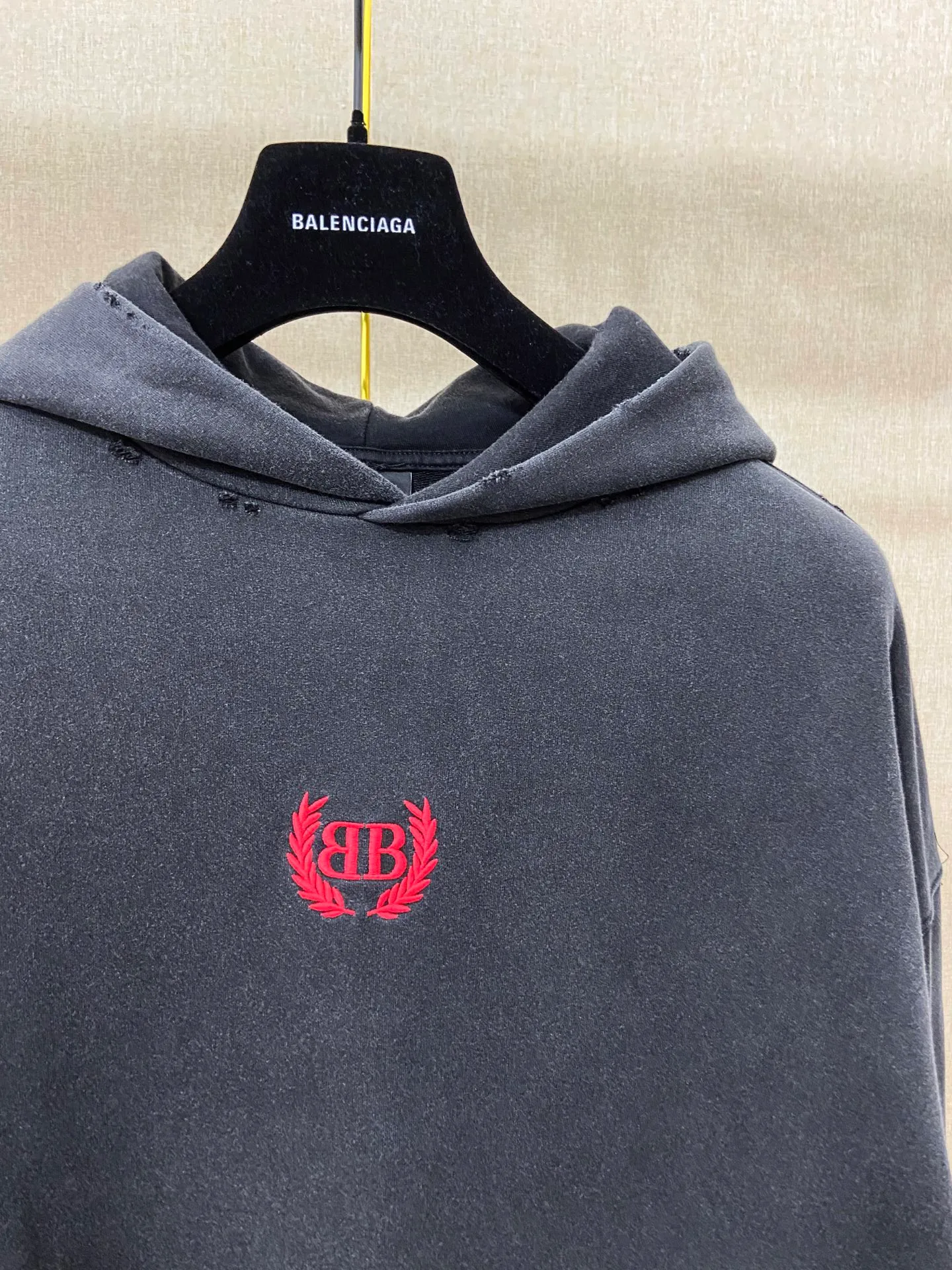 🅿️300 7203 Actual pictures Top version [[BALENCIA*GA] official website quality Paris new wheat ear LOGO front embroidery hooded sweatshirt OS version Loose dropped shoulders Unisex style Fabric: 480g 100% cotton terry Davidson Technique: Front embroidery Garment wash Distressed Frayed Styling Solid color Color: Washed black Size: XS S M L