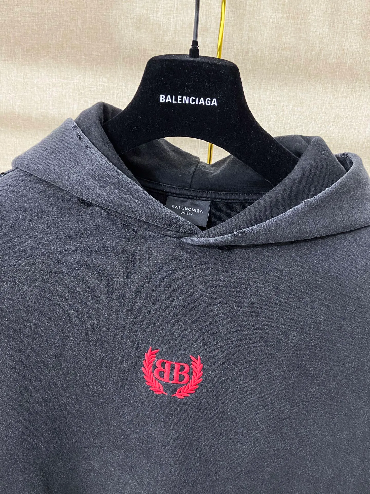 🅿️300 7203 Actual pictures Top version [[BALENCIA*GA] official website quality Paris new wheat ear LOGO front embroidery hooded sweatshirt OS version Loose dropped shoulders Unisex style Fabric: 480g 100% cotton terry Davidson Technique: Front embroidery Garment wash Distressed Frayed Styling Solid color Color: Washed black Size: XS S M L