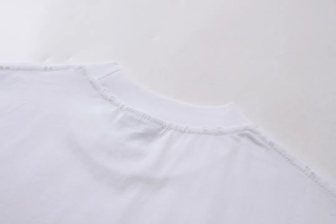 🅿️180 real photos [Top version. Official website quality] BALENCI*GA/Paris. SS24 latest model, Paris anti-letter art destruction crack print short-sleeved T-shirt. Brick cabinet synchronization. Genuine product development at the first time, happy to print and compare! The fabric is made of Paris ZP custom-woven and dyed cotton double yarn. Weighing 260 grams, the cloth surface is clean. The cloth pattern is clear, soft and comfortable. The threads are dyed with no color difference. The printing uses environmentally friendly imported materials. The letters are clear and the effect is three-dimensional. The version adopts OS loose shoulder design. Same style for men and women. Code: BL223398 Color: black, white Size: XS S M L