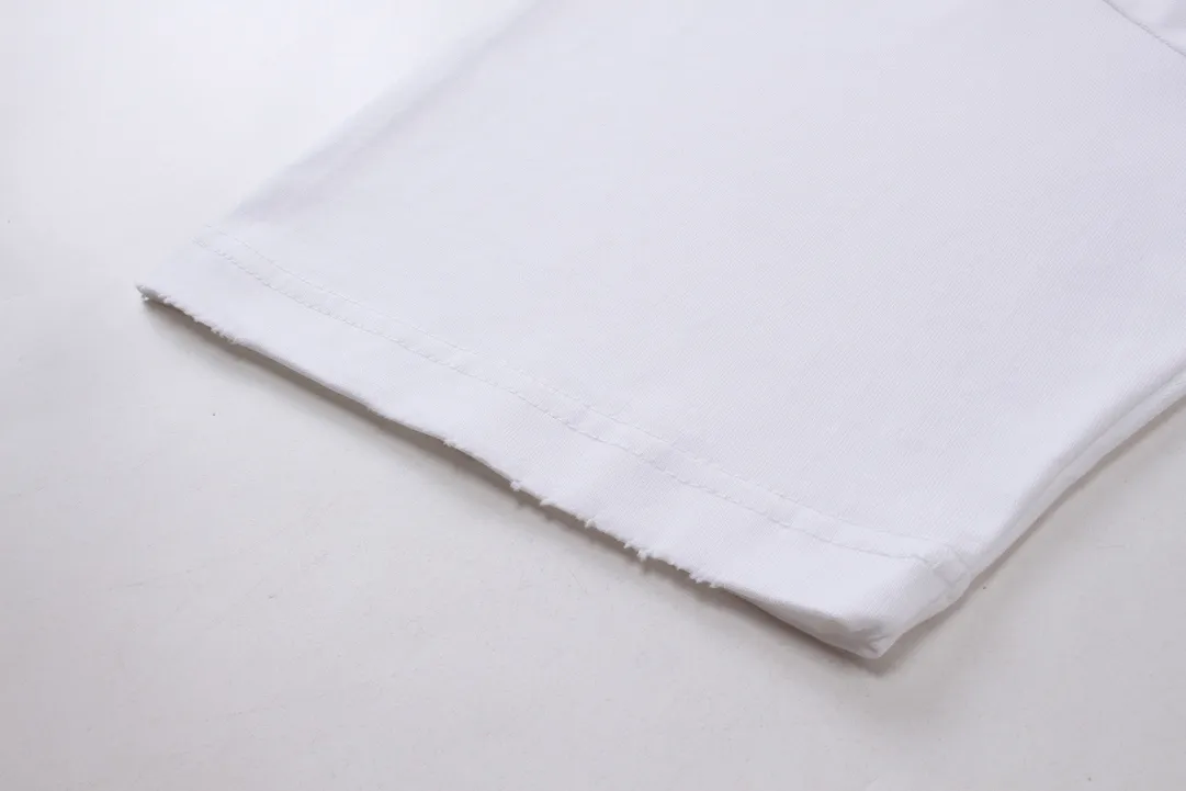 🅿️180 real photos [Top version. Official website quality] BALENCI*GA/Paris. SS24 latest model, Paris anti-letter art destruction crack print short-sleeved T-shirt. Brick cabinet synchronization. Genuine product development at the first time, happy to print and compare! The fabric is made of Paris ZP custom-woven and dyed cotton double yarn. Weighing 260 grams, the cloth surface is clean. The cloth pattern is clear, soft and comfortable. The threads are dyed with no color difference. The printing uses environmentally friendly imported materials. The letters are clear and the effect is three-dimensional. The version adopts OS loose shoulder design. Same style for men and women. Code: BL223398 Color: black, white Size: XS S M L