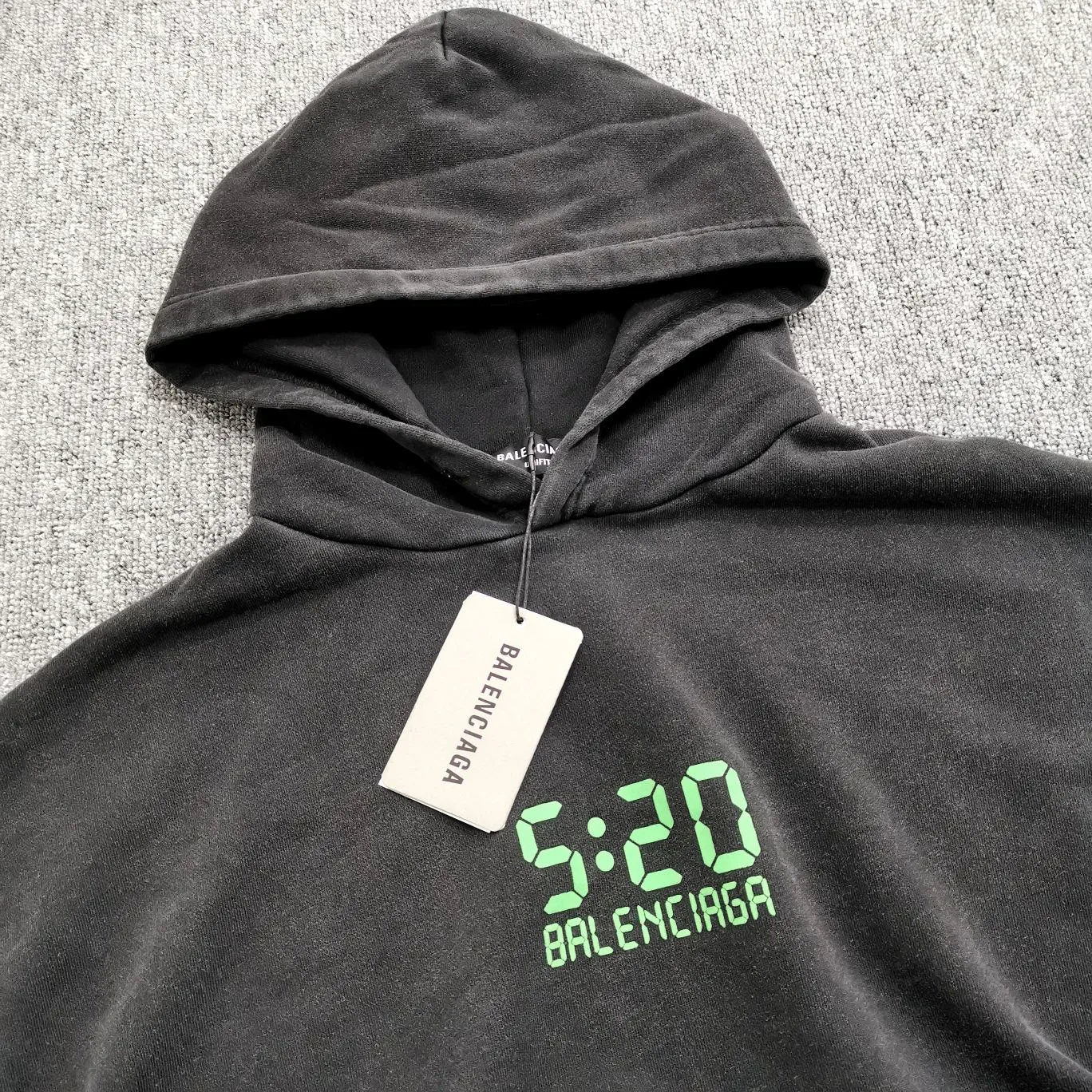 Additional details - the top tested version of BALENCIAGA 520 limited capsule series I love you luminous 5:20 same fashion brand pure cotton loose hooded hoodie sweatshirt for male and female couples. The fluorescent font on the chest particularly highlights the theme of this short-sleeved shirt. Obvious, naked expression. The printing uses collar glue technology, and fluorescent powder is added in proportion to the glue. When the printing is heated and exposed to ultraviolet light, a luminous effect can appear. The fabric of the clothes, black and white, has been washed. The fabric is made of 480g combed cotton fabric. The black color has been dyed with snowflakes and aged. Original and consistent craftsmanship! Color: Washed Black Size: XS-L P:440
