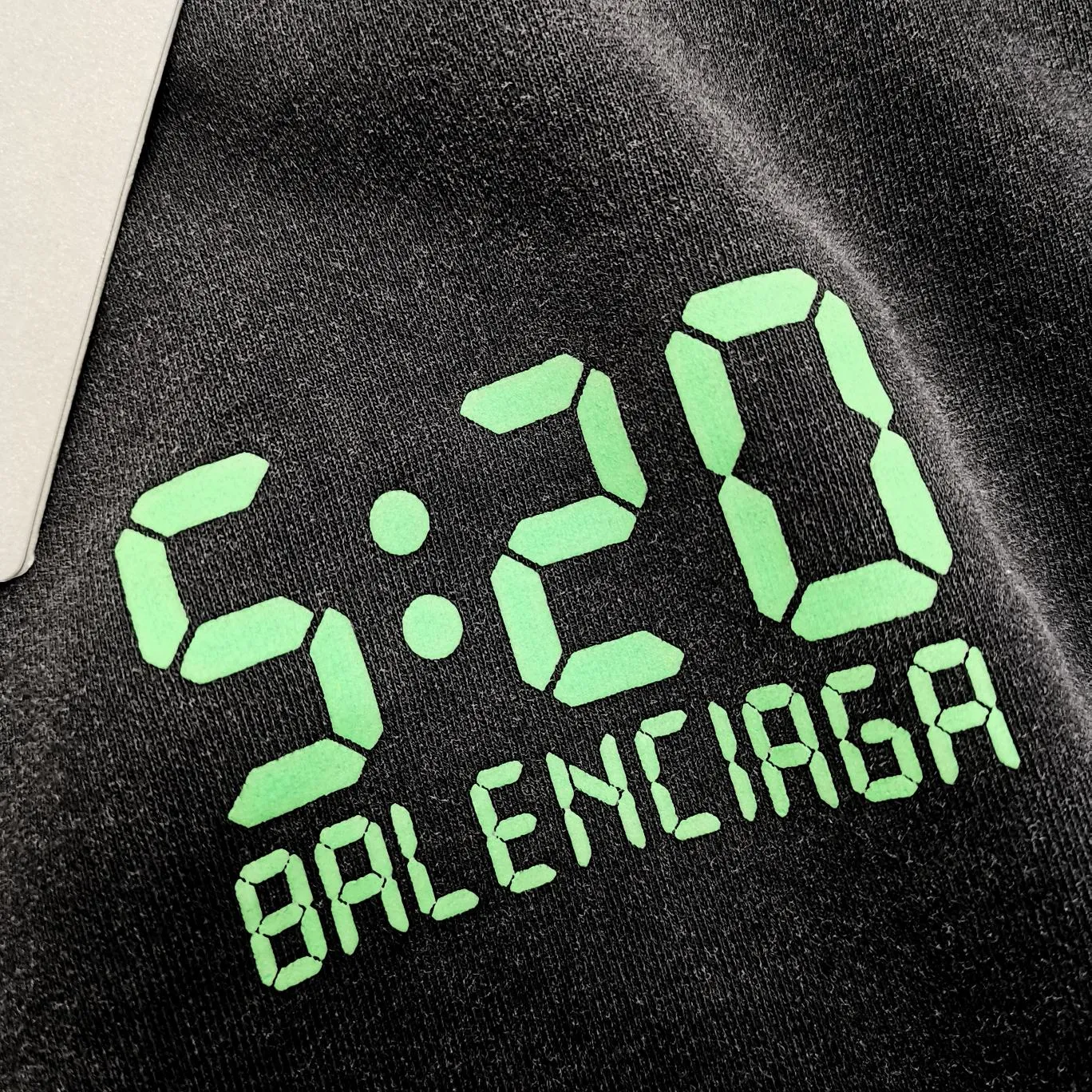 Additional details - the top tested version of BALENCIAGA 520 limited capsule series I love you luminous 5:20 same fashion brand pure cotton loose hooded hoodie sweatshirt for male and female couples. The fluorescent font on the chest particularly highlights the theme of this short-sleeved shirt. Obvious, naked expression. The printing uses collar glue technology, and fluorescent powder is added in proportion to the glue. When the printing is heated and exposed to ultraviolet light, a luminous effect can appear. The fabric of the clothes, black and white, has been washed. The fabric is made of 480g combed cotton fabric. The black color has been dyed with snowflakes and aged. Original and consistent craftsmanship! Color: Washed Black Size: XS-L P:440