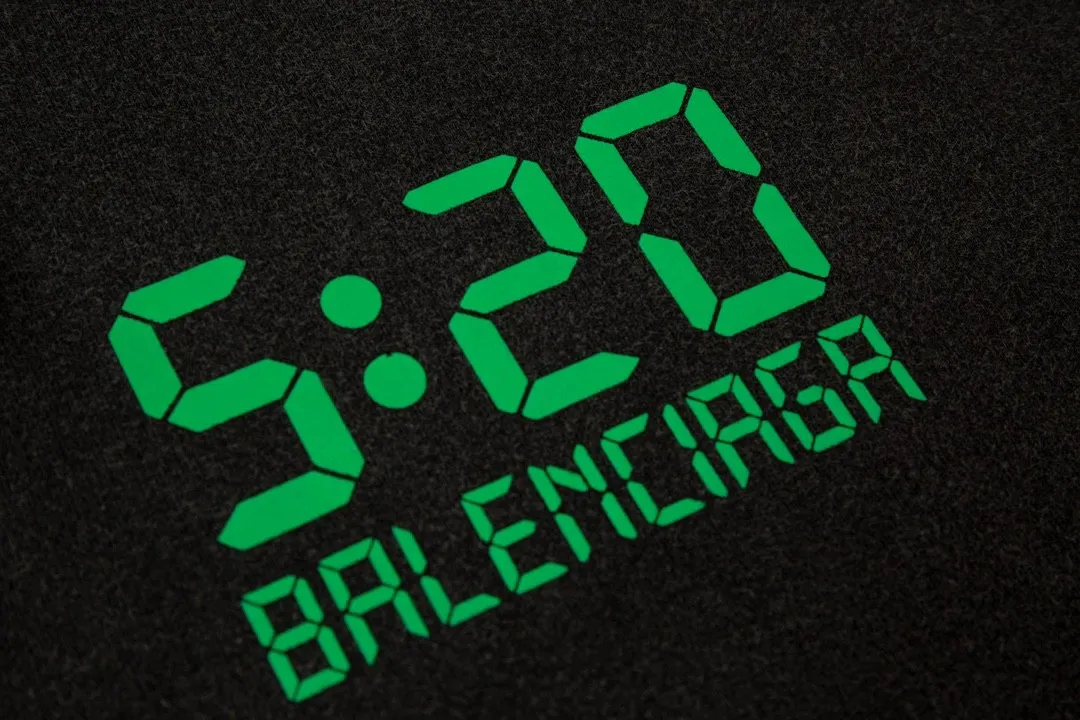 Additional details - the top tested version of BALENCIAGA 520 limited capsule series I love you luminous 5:20 same fashion brand pure cotton loose hooded hoodie sweatshirt for male and female couples. The fluorescent font on the chest particularly highlights the theme of this short-sleeved shirt. Obvious, naked expression. The printing uses collar glue technology, and fluorescent powder is added in proportion to the glue. When the printing is heated and exposed to ultraviolet light, a luminous effect can appear. The fabric of the clothes, black and white, has been washed. The fabric is made of 480g combed cotton fabric. The black color has been dyed with snowflakes and aged. Original and consistent craftsmanship! Color: Washed Black Size: XS-L P:440