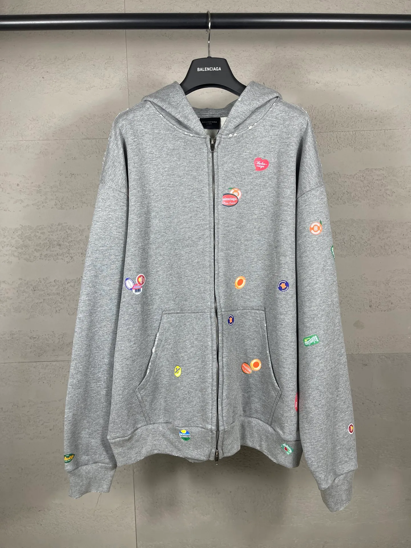 🅿️420 Real photos [Top version. Official website quality] BALENCI*GA/Paris #2025 autumn and winter new style. Fruit pattern Vintage all over embossed washed and distressed hooded sweatshirt. The fabric is made of Paris ZP custom-woven and dyed cotton sweatshirt. Weighing 460 grams, the cloth surface is clean. The cloth pattern is clear, soft and comfortable. The threads are dyed with no color difference. The pattern printing uses environmentally friendly imported glue and computer inkjet printing. The pattern is clear, no burrs, and has a strong three-dimensional effect. The garments are washed and worn. All colors are synchronized with the brick cabinets, custom woven and dyed, and will not fade. Different market currencies. The version adopts OS loose shoulder design. Same style for men and women. Code: BL259907 Color: floral gray, pink Size: XS S M L