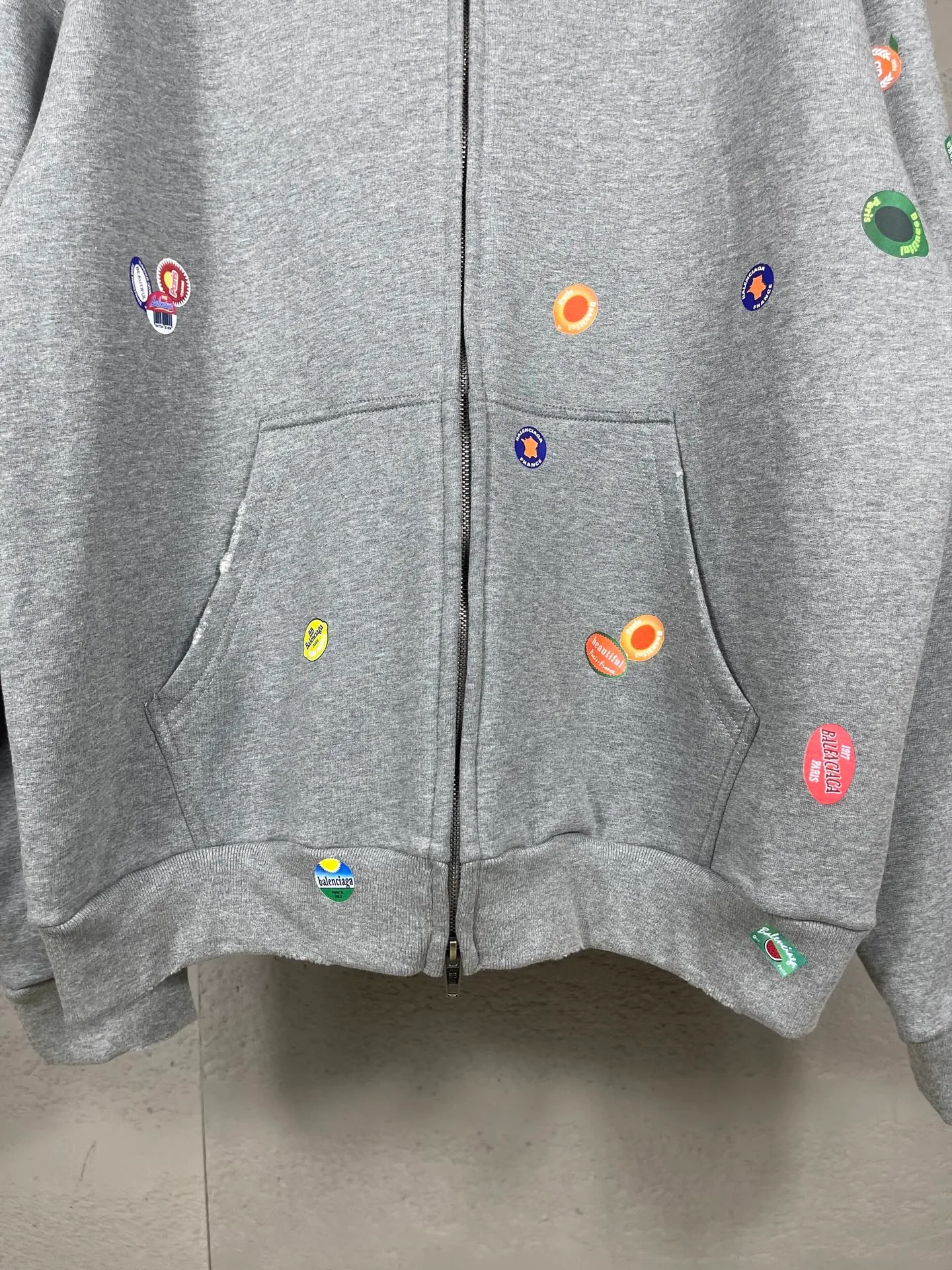 🅿️420 Real photos [Top version. Official website quality] BALENCI*GA/Paris #2025 autumn and winter new style. Fruit pattern Vintage all over embossed washed and distressed hooded sweatshirt. The fabric is made of Paris ZP custom-woven and dyed cotton sweatshirt. Weighing 460 grams, the cloth surface is clean. The cloth pattern is clear, soft and comfortable. The threads are dyed with no color difference. The pattern printing uses environmentally friendly imported glue and computer inkjet printing. The pattern is clear, no burrs, and has a strong three-dimensional effect. The garments are washed and worn. All colors are synchronized with the brick cabinets, custom woven and dyed, and will not fade. Different market currencies. The version adopts OS loose shoulder design. Same style for men and women. Code: BL259907 Color: floral gray, pink Size: XS S M L