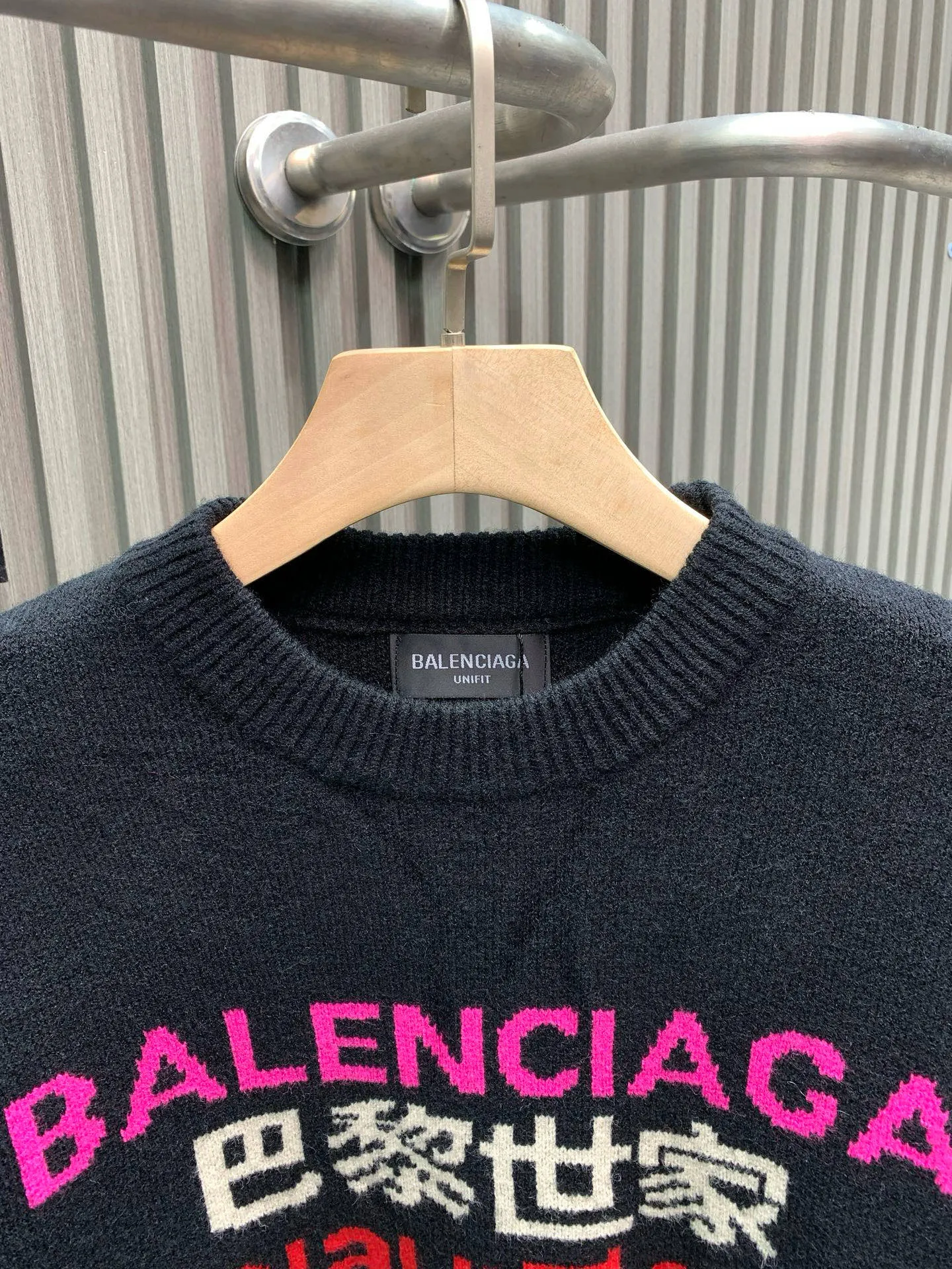 🅿️330 🀄️ BALENClAGA Balenciaga Autumn and Winter New Multi-Language Couple Versatile Knitted Sweater High Version⚠️High Version⚠️ Exclusively launched on the entire network. The versatile style has perfect details. The original fabric is the same style as the Internet celebrity. It feels very comfortable, fashionable and personalized. It is super versatile and good-looking. It is very suitable for both men and women. It is a must-have for everyone. It has three standards.