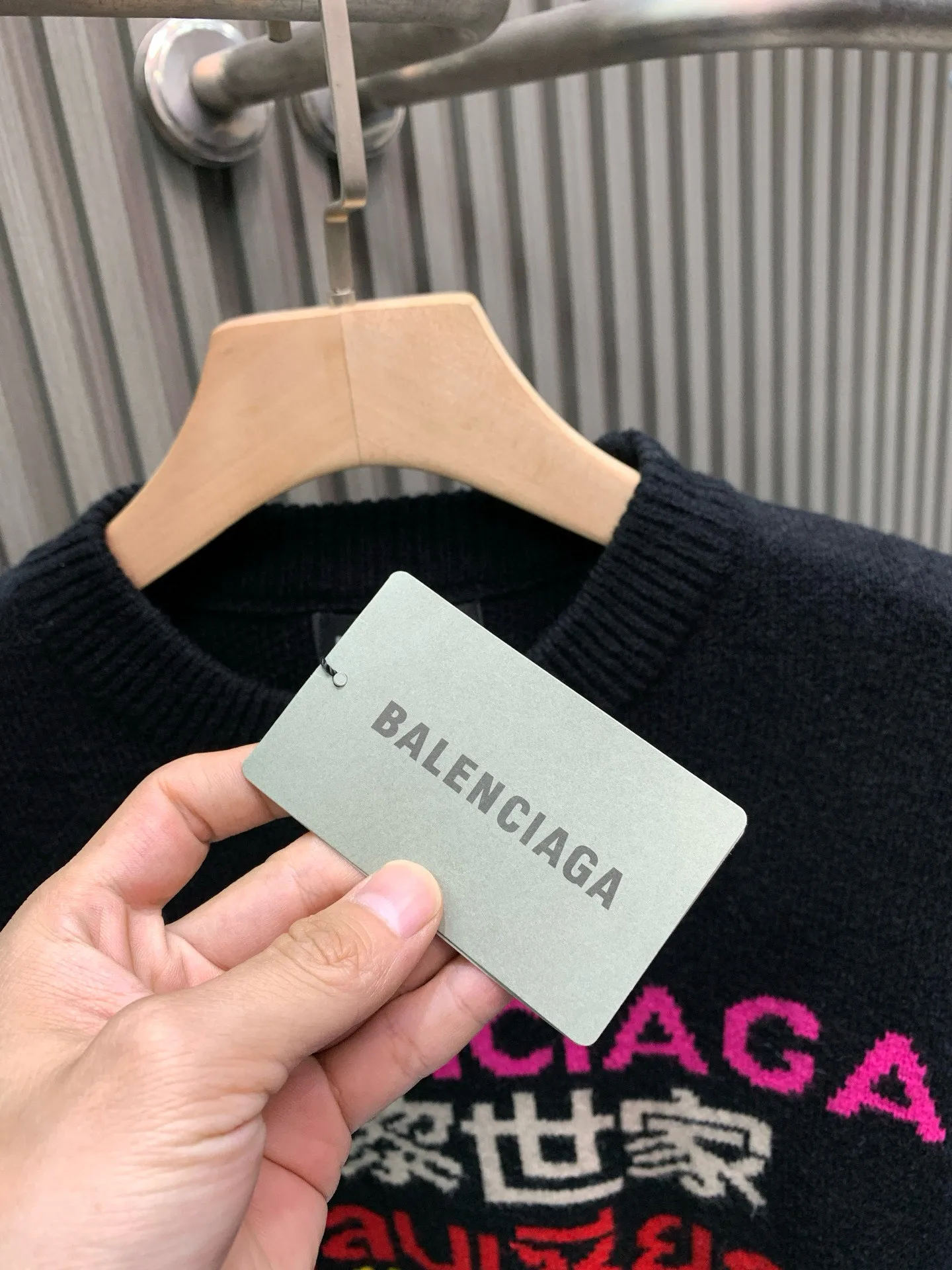 🅿️330 🀄️ BALENClAGA Balenciaga Autumn and Winter New Multi-Language Couple Versatile Knitted Sweater High Version⚠️High Version⚠️ Exclusively launched on the entire network. The versatile style has perfect details. The original fabric is the same style as the Internet celebrity. It feels very comfortable, fashionable and personalized. It is super versatile and good-looking. It is very suitable for both men and women. It is a must-have for everyone. It has three standards.