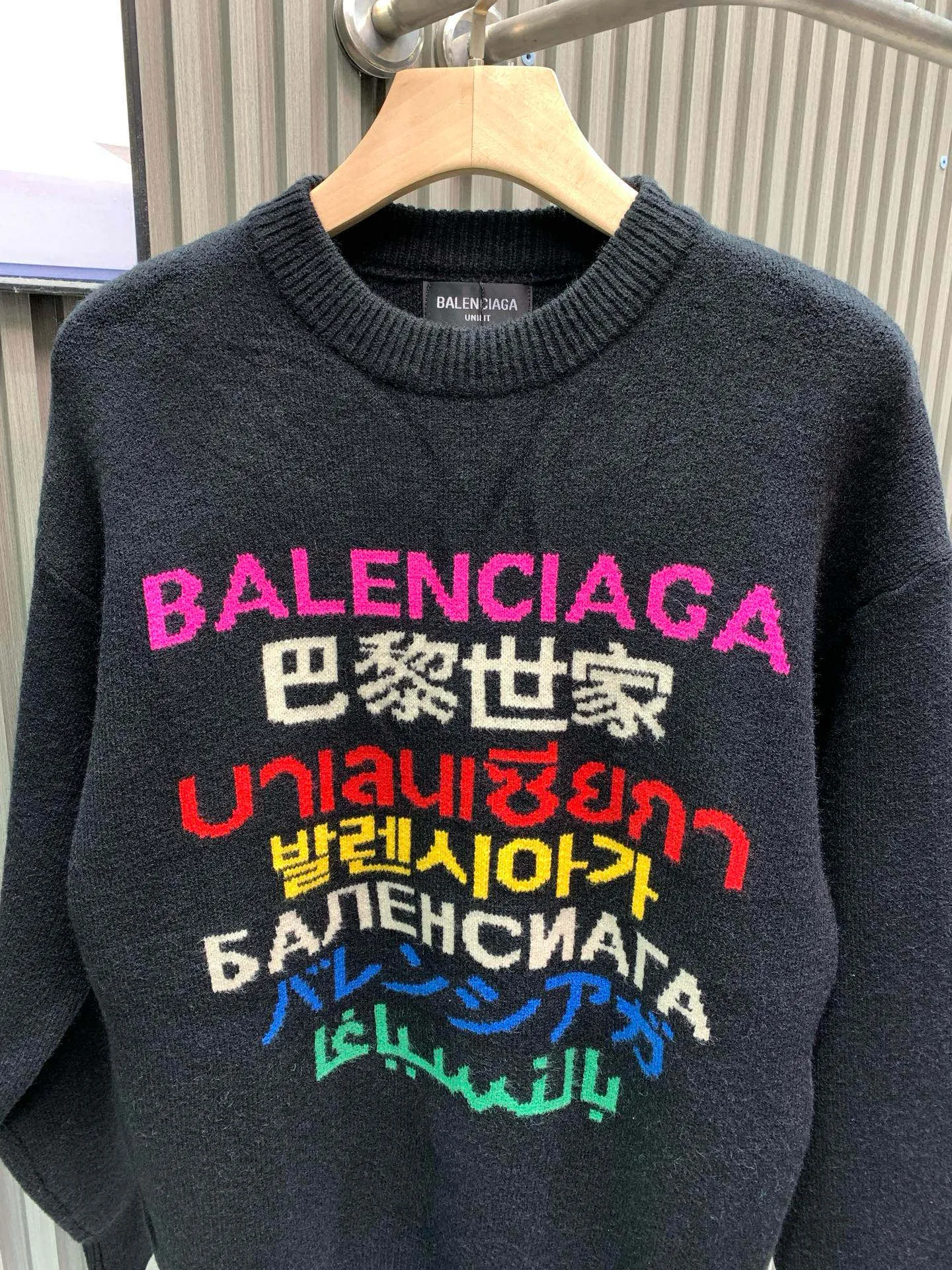 🅿️330 🀄️ BALENClAGA Balenciaga Autumn and Winter New Multi-Language Couple Versatile Knitted Sweater High Version⚠️High Version⚠️ Exclusively launched on the entire network. The versatile style has perfect details. The original fabric is the same style as the Internet celebrity. It feels very comfortable, fashionable and personalized. It is super versatile and good-looking. It is very suitable for both men and women. It is a must-have for everyone. It has three standards.