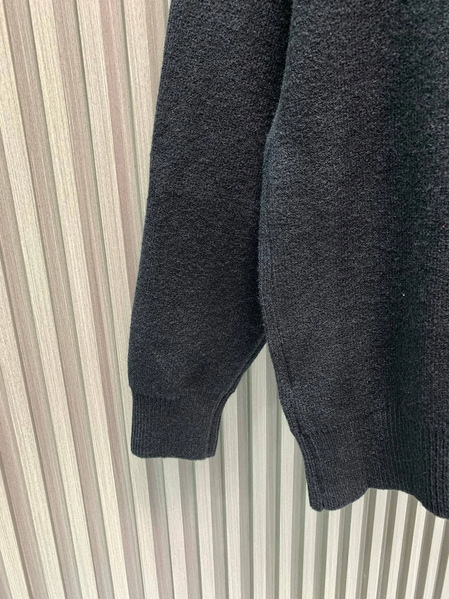🅿️330 🀄️ BALENClAGA Balenciaga Autumn and Winter New Multi-Language Couple Versatile Knitted Sweater High Version⚠️High Version⚠️ Exclusively launched on the entire network. The versatile style has perfect details. The original fabric is the same style as the Internet celebrity. It feels very comfortable, fashionable and personalized. It is super versatile and good-looking. It is very suitable for both men and women. It is a must-have for everyone. It has three standards.