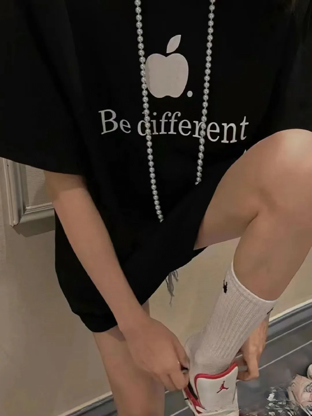♻️💯Upper body reference model picture❤️Top version Balenciaga BALENCIAGA new BeDifferent series Apple logo embroidered letters Milk white male and female couple star same style pure cotton bottoming short-sleeved T-shirt - Using imported Tajima 10w needle machine embroidery High-density embroidered letter hemming technology Full details without tails Clear letters without connections‼ ️ - It took no less than dozens of light embroidery needle adjustments to achieve this satisfactory effect. Imported embroidery thread distinguishes the difference between low-end market and original version! -BLCG's latest Bedifferent series. You are unique and different from others. Always be yourself! New models are released every year. The milky white color is the new color this year. I didn’t hesitate to buy it as soon as I saw it. My upper body looks whiter. I love this color so much!  A full set of 1:1 customized accessories + Sydney paper with logo + new version of handbag at the counter + three labels for large products + Yuan version hangtag‼ ️ (PS: Each piece comes with a counter handbag. Due to the high cost, handbags are no longer provided for after-sales code changes. Please understand) The webbing on the back collar extends to the shoulders for reinforcement. The stitches are downturned at the joints. Imported elliptical machine with imported glue technology. Overall printing without tooth edges. 32s280g double yarn combed. Color: Milky white. Washed black. Size: XS-L P:260.