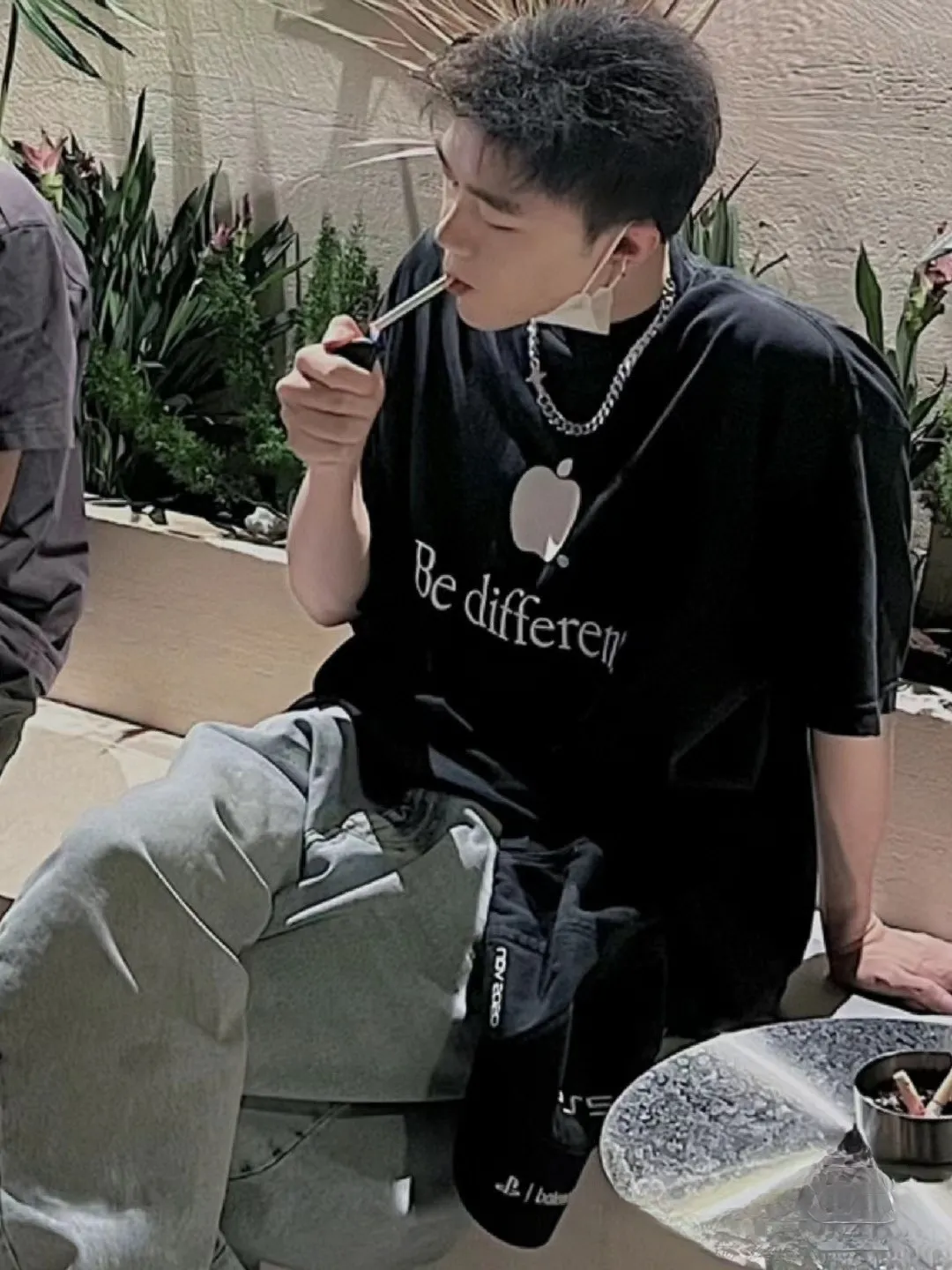 ♻️💯Upper body reference model picture❤️Top version Balenciaga BALENCIAGA new BeDifferent series Apple logo embroidered letters Milk white male and female couple star same style pure cotton bottoming short-sleeved T-shirt - Using imported Tajima 10w needle machine embroidery High-density embroidered letter hemming technology Full details without tails Clear letters without connections‼ ️ - It took no less than dozens of light embroidery needle adjustments to achieve this satisfactory effect. Imported embroidery thread distinguishes the difference between low-end market and original version! -BLCG's latest Bedifferent series. You are unique and different from others. Always be yourself! New models are released every year. The milky white color is the new color this year. I didn’t hesitate to buy it as soon as I saw it. My upper body looks whiter. I love this color so much!  A full set of 1:1 customized accessories + Sydney paper with logo + new version of handbag at the counter + three labels for large products + Yuan version hangtag‼ ️ (PS: Each piece comes with a counter handbag. Due to the high cost, handbags are no longer provided for after-sales code changes. Please understand) The webbing on the back collar extends to the shoulders for reinforcement. The stitches are downturned at the joints. Imported elliptical machine with imported glue technology. Overall printing without tooth edges. 32s280g double yarn combed. Color: Milky white. Washed black. Size: XS-L P:260.