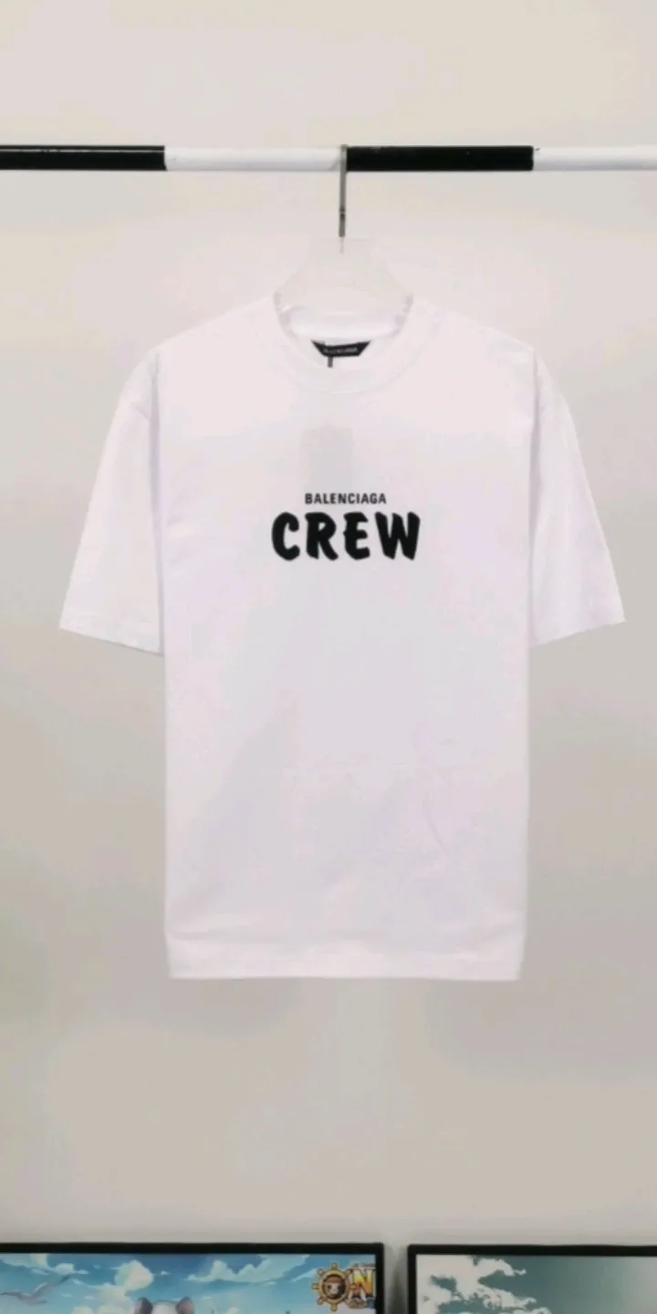 Real shot of the video————The top tested version BALENCIAGA Balenciaga CREW employees limited to male and female couples pure cotton celebrity short-sleeved t-shirt. As a Balenciaga 20th anniversary employee limited short-sleeved, full of Parisian feelings, highly recommended! ! The letters on the chest are also very simple and elegant, and the shape is super OS. The whole dress has been washed, and the 280g combed cotton fabric is very textured and you can touch it! High-definition imported glue and high-coverage screen printing on the chest, the dots are very precise. Color: Peach Pink Black White Size: XS-L P:250