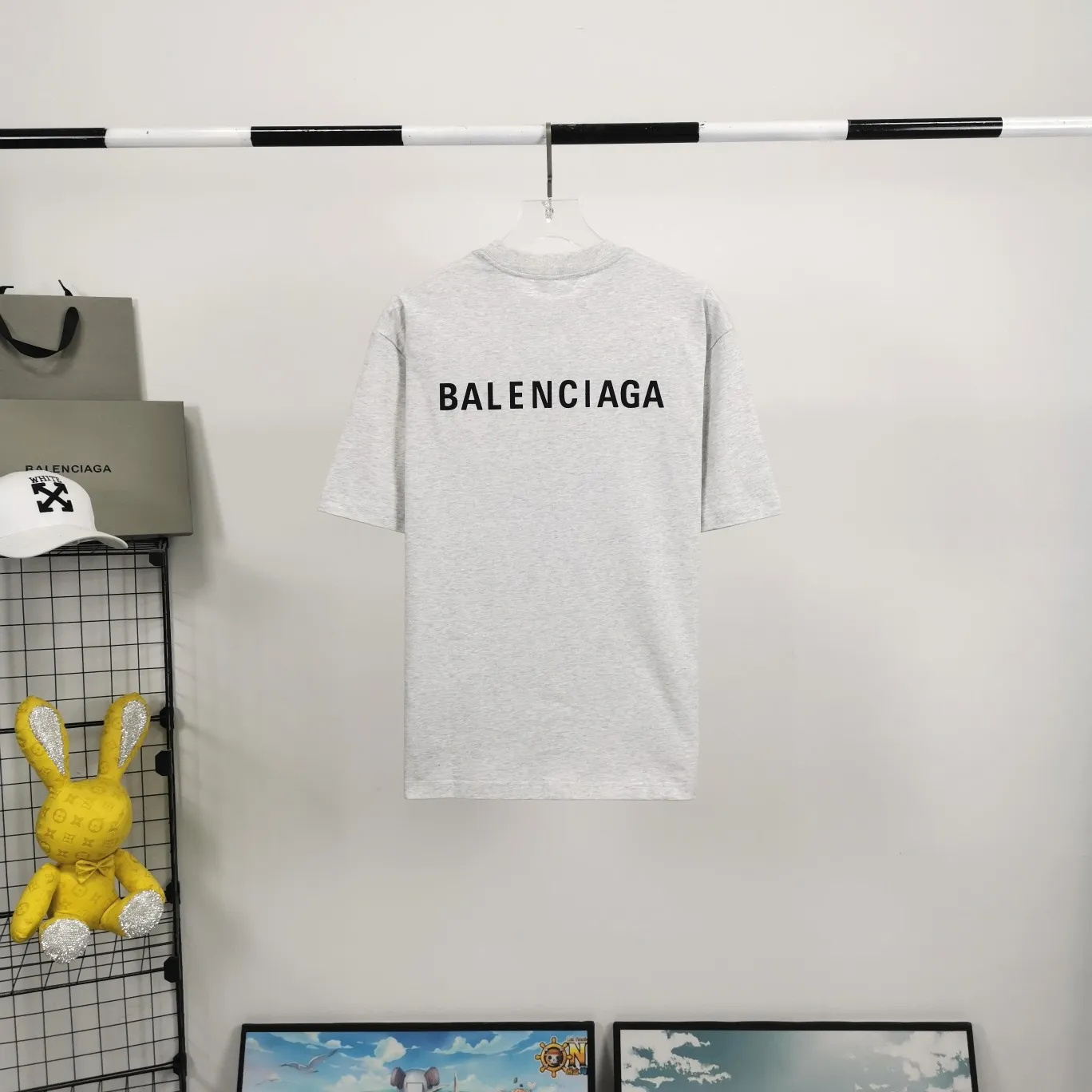 The top tested version of BALENCIAGA with large LOGO basic letters on the back, pure cotton loose fit for male and female couples, the same fashion brand high-end short-sleeved T-shirt. The god of simplicity in Paris, a volume sought after by many stars. Lisa’s favorite basic short-sleeved Paris style, which has a very high appearance rate. Wear alone, paired with jeans, shorts, and sweatpants, it's a versatile style. Xiaohongshu, a hot item on INS, a must-have for Paris fans.  The printing uses white glue as a base, coupled with Kornit direct injection, which ensures the anchorage of the printing and machine washing without any pressure. However, everyone should pay attention to something. The printing of this model is not thick glue, and the printing surface is not shiny. Please pay attention to the importance of version. Don't make a pattern based on the pictures. If you don't have the original version, you won't be able to make it look one to one like the original version. At most, you can just make a look. It's just a piece of clothing without a soul. The fabric is made of 24S 260g double yarn pure cotton fabric. The threads and fabric are custom woven and dyed in the same style, without color difference.  A complete set of customized tags, collar tags, washed, plastic bags, and most importantly, a complete set of bags, tag codes, and codes are all authentic.  Color: White, Black, Royal Blue, Apricot, Floral Gray, Pink Size: XS-L P:240