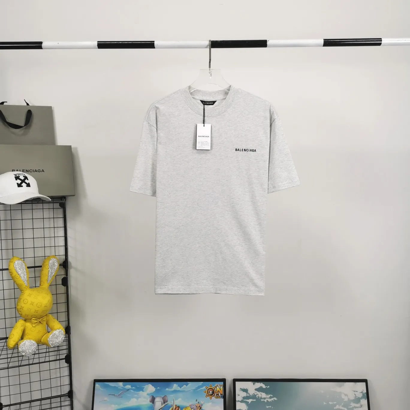 The top tested version of BALENCIAGA with large LOGO basic letters on the back, pure cotton loose fit for male and female couples, the same fashion brand high-end short-sleeved T-shirt. The god of simplicity in Paris, a volume sought after by many stars. Lisa’s favorite basic short-sleeved Paris style, which has a very high appearance rate. Wear alone, paired with jeans, shorts, and sweatpants, it's a versatile style. Xiaohongshu, a hot item on INS, a must-have for Paris fans.  The printing uses white glue as a base, coupled with Kornit direct injection, which ensures the anchorage of the printing and machine washing without any pressure. However, everyone should pay attention to something. The printing of this model is not thick glue, and the printing surface is not shiny. Please pay attention to the importance of version. Don't make a pattern based on the pictures. If you don't have the original version, you won't be able to make it look one to one like the original version. At most, you can just make a look. It's just a piece of clothing without a soul. The fabric is made of 24S 260g double yarn pure cotton fabric. The threads and fabric are custom woven and dyed in the same style, without color difference.  A complete set of customized tags, collar tags, washed, plastic bags, and most importantly, a complete set of bags, tag codes, and codes are all authentic.  Color: White, Black, Royal Blue, Apricot, Floral Gray, Pink Size: XS-L P:240