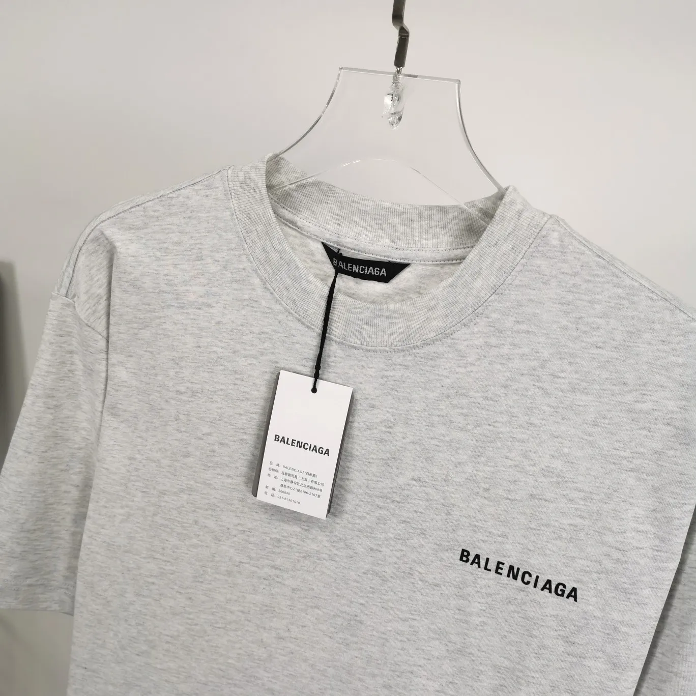 The top tested version of BALENCIAGA with large LOGO basic letters on the back, pure cotton loose fit for male and female couples, the same fashion brand high-end short-sleeved T-shirt. The god of simplicity in Paris, a volume sought after by many stars. Lisa’s favorite basic short-sleeved Paris style, which has a very high appearance rate. Wear alone, paired with jeans, shorts, and sweatpants, it's a versatile style. Xiaohongshu, a hot item on INS, a must-have for Paris fans.  The printing uses white glue as a base, coupled with Kornit direct injection, which ensures the anchorage of the printing and machine washing without any pressure. However, everyone should pay attention to something. The printing of this model is not thick glue, and the printing surface is not shiny. Please pay attention to the importance of version. Don't make a pattern based on the pictures. If you don't have the original version, you won't be able to make it look one to one like the original version. At most, you can just make a look. It's just a piece of clothing without a soul. The fabric is made of 24S 260g double yarn pure cotton fabric. The threads and fabric are custom woven and dyed in the same style, without color difference.  A complete set of customized tags, collar tags, washed, plastic bags, and most importantly, a complete set of bags, tag codes, and codes are all authentic.  Color: White, Black, Royal Blue, Apricot, Floral Gray, Pink Size: XS-L P:240