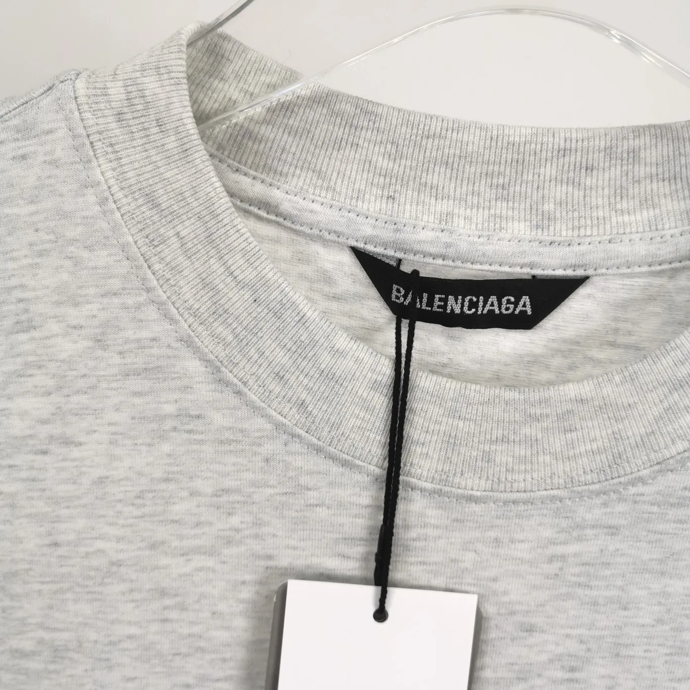 The top tested version of BALENCIAGA with large LOGO basic letters on the back, pure cotton loose fit for male and female couples, the same fashion brand high-end short-sleeved T-shirt. The god of simplicity in Paris, a volume sought after by many stars. Lisa’s favorite basic short-sleeved Paris style, which has a very high appearance rate. Wear alone, paired with jeans, shorts, and sweatpants, it's a versatile style. Xiaohongshu, a hot item on INS, a must-have for Paris fans.  The printing uses white glue as a base, coupled with Kornit direct injection, which ensures the anchorage of the printing and machine washing without any pressure. However, everyone should pay attention to something. The printing of this model is not thick glue, and the printing surface is not shiny. Please pay attention to the importance of version. Don't make a pattern based on the pictures. If you don't have the original version, you won't be able to make it look one to one like the original version. At most, you can just make a look. It's just a piece of clothing without a soul. The fabric is made of 24S 260g double yarn pure cotton fabric. The threads and fabric are custom woven and dyed in the same style, without color difference.  A complete set of customized tags, collar tags, washed, plastic bags, and most importantly, a complete set of bags, tag codes, and codes are all authentic.  Color: White, Black, Royal Blue, Apricot, Floral Gray, Pink Size: XS-L P:240