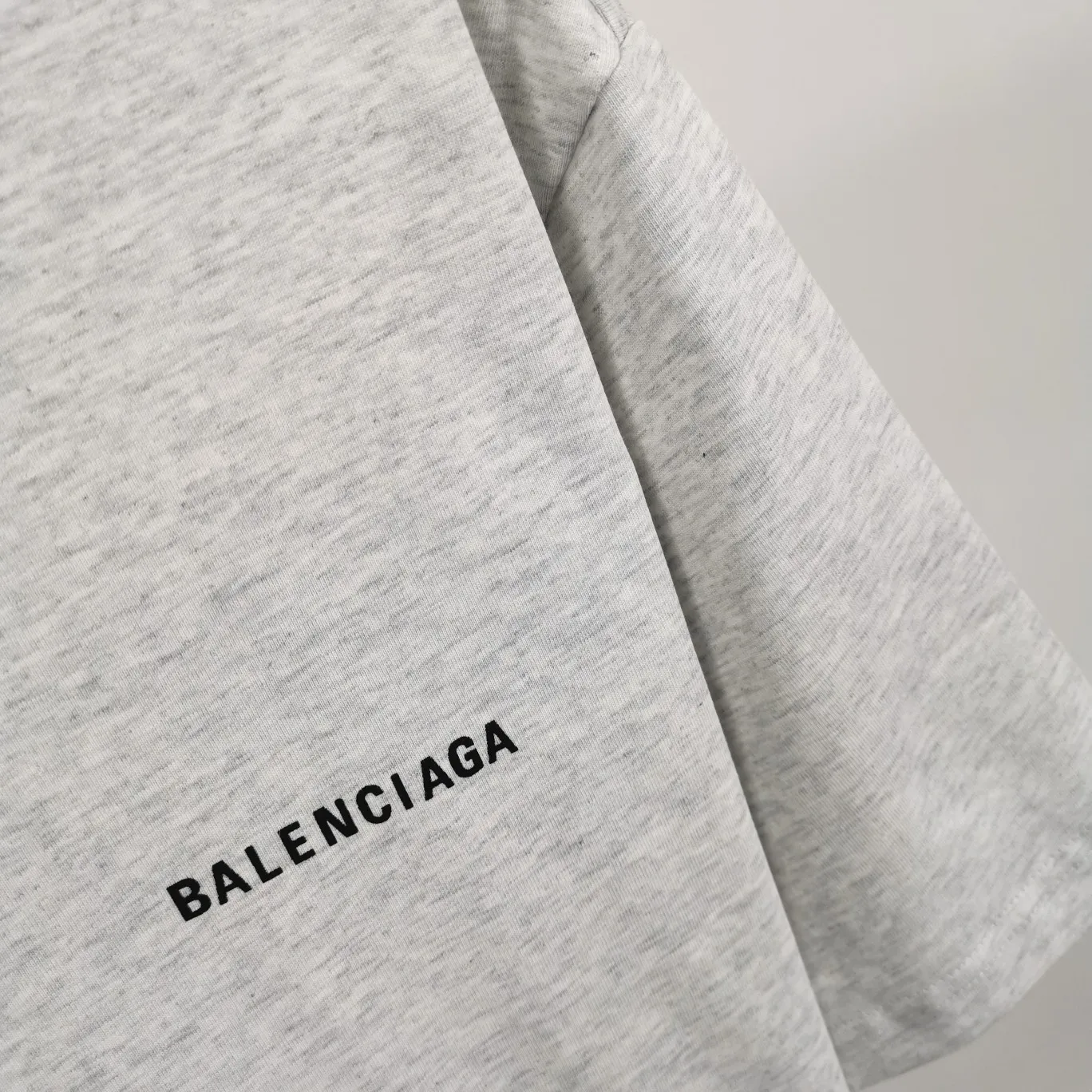 The top tested version of BALENCIAGA with large LOGO basic letters on the back, pure cotton loose fit for male and female couples, the same fashion brand high-end short-sleeved T-shirt. The god of simplicity in Paris, a volume sought after by many stars. Lisa’s favorite basic short-sleeved Paris style, which has a very high appearance rate. Wear alone, paired with jeans, shorts, and sweatpants, it's a versatile style. Xiaohongshu, a hot item on INS, a must-have for Paris fans.  The printing uses white glue as a base, coupled with Kornit direct injection, which ensures the anchorage of the printing and machine washing without any pressure. However, everyone should pay attention to something. The printing of this model is not thick glue, and the printing surface is not shiny. Please pay attention to the importance of version. Don't make a pattern based on the pictures. If you don't have the original version, you won't be able to make it look one to one like the original version. At most, you can just make a look. It's just a piece of clothing without a soul. The fabric is made of 24S 260g double yarn pure cotton fabric. The threads and fabric are custom woven and dyed in the same style, without color difference.  A complete set of customized tags, collar tags, washed, plastic bags, and most importantly, a complete set of bags, tag codes, and codes are all authentic.  Color: White, Black, Royal Blue, Apricot, Floral Gray, Pink Size: XS-L P:240