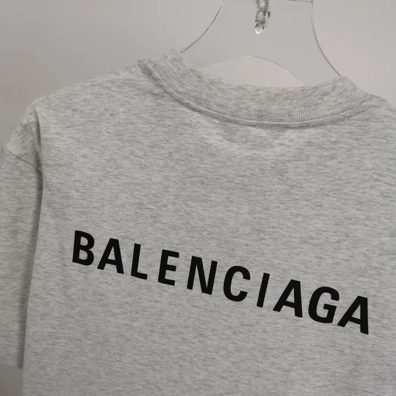 The top tested version of BALENCIAGA with large LOGO basic letters on the back, pure cotton loose fit for male and female couples, the same fashion brand high-end short-sleeved T-shirt. The god of simplicity in Paris, a volume sought after by many stars. Lisa’s favorite basic short-sleeved Paris style, which has a very high appearance rate. Wear alone, paired with jeans, shorts, and sweatpants, it's a versatile style. Xiaohongshu, a hot item on INS, a must-have for Paris fans.  The printing uses white glue as a base, coupled with Kornit direct injection, which ensures the anchorage of the printing and machine washing without any pressure. However, everyone should pay attention to something. The printing of this model is not thick glue, and the printing surface is not shiny. Please pay attention to the importance of version. Don't make a pattern based on the pictures. If you don't have the original version, you won't be able to make it look one to one like the original version. At most, you can just make a look. It's just a piece of clothing without a soul. The fabric is made of 24S 260g double yarn pure cotton fabric. The threads and fabric are custom woven and dyed in the same style, without color difference.  A complete set of customized tags, collar tags, washed, plastic bags, and most importantly, a complete set of bags, tag codes, and codes are all authentic.  Color: White, Black, Royal Blue, Apricot, Floral Gray, Pink Size: XS-L P:240