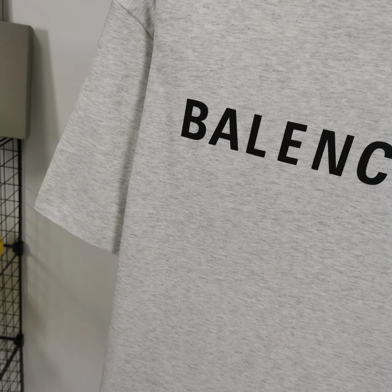 The top tested version of BALENCIAGA with large LOGO basic letters on the back, pure cotton loose fit for male and female couples, the same fashion brand high-end short-sleeved T-shirt. The god of simplicity in Paris, a volume sought after by many stars. Lisa’s favorite basic short-sleeved Paris style, which has a very high appearance rate. Wear alone, paired with jeans, shorts, and sweatpants, it's a versatile style. Xiaohongshu, a hot item on INS, a must-have for Paris fans.  The printing uses white glue as a base, coupled with Kornit direct injection, which ensures the anchorage of the printing and machine washing without any pressure. However, everyone should pay attention to something. The printing of this model is not thick glue, and the printing surface is not shiny. Please pay attention to the importance of version. Don't make a pattern based on the pictures. If you don't have the original version, you won't be able to make it look one to one like the original version. At most, you can just make a look. It's just a piece of clothing without a soul. The fabric is made of 24S 260g double yarn pure cotton fabric. The threads and fabric are custom woven and dyed in the same style, without color difference.  A complete set of customized tags, collar tags, washed, plastic bags, and most importantly, a complete set of bags, tag codes, and codes are all authentic.  Color: White, Black, Royal Blue, Apricot, Floral Gray, Pink Size: XS-L P:240