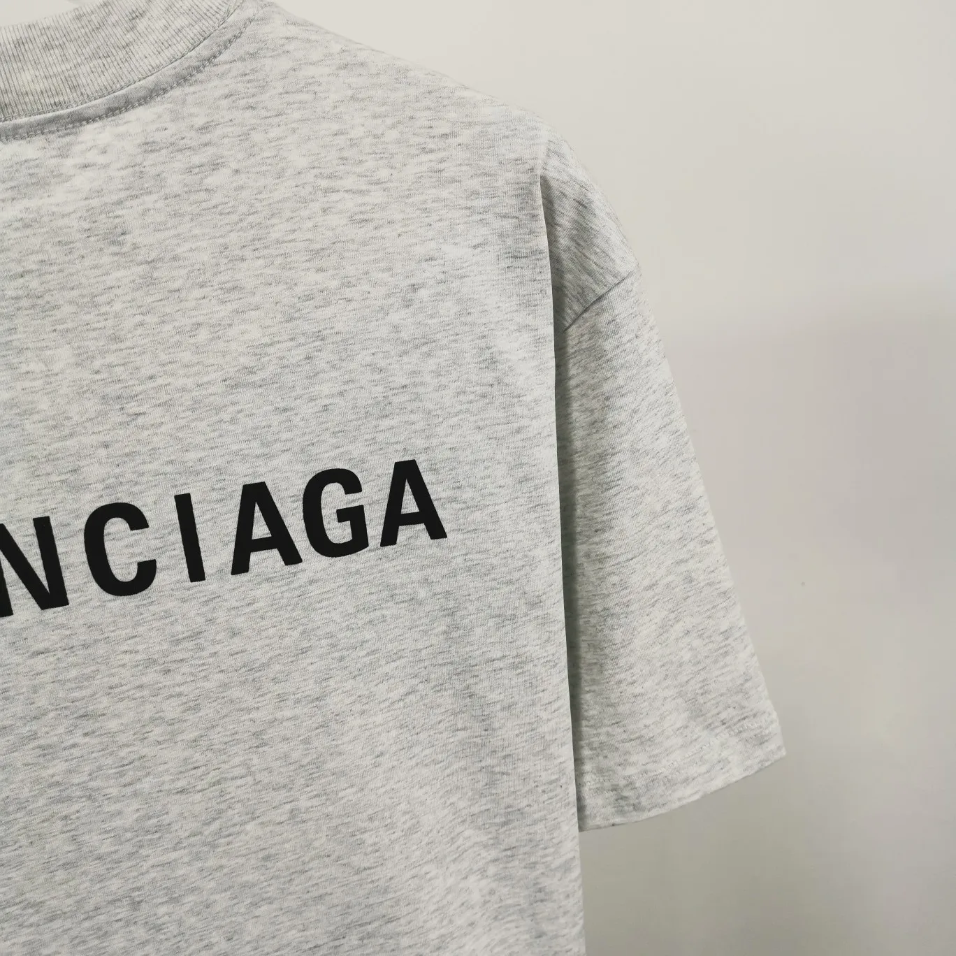 The top tested version of BALENCIAGA with large LOGO basic letters on the back, pure cotton loose fit for male and female couples, the same fashion brand high-end short-sleeved T-shirt. The god of simplicity in Paris, a volume sought after by many stars. Lisa’s favorite basic short-sleeved Paris style, which has a very high appearance rate. Wear alone, paired with jeans, shorts, and sweatpants, it's a versatile style. Xiaohongshu, a hot item on INS, a must-have for Paris fans.  The printing uses white glue as a base, coupled with Kornit direct injection, which ensures the anchorage of the printing and machine washing without any pressure. However, everyone should pay attention to something. The printing of this model is not thick glue, and the printing surface is not shiny. Please pay attention to the importance of version. Don't make a pattern based on the pictures. If you don't have the original version, you won't be able to make it look one to one like the original version. At most, you can just make a look. It's just a piece of clothing without a soul. The fabric is made of 24S 260g double yarn pure cotton fabric. The threads and fabric are custom woven and dyed in the same style, without color difference.  A complete set of customized tags, collar tags, washed, plastic bags, and most importantly, a complete set of bags, tag codes, and codes are all authentic.  Color: White, Black, Royal Blue, Apricot, Floral Gray, Pink Size: XS-L P:240