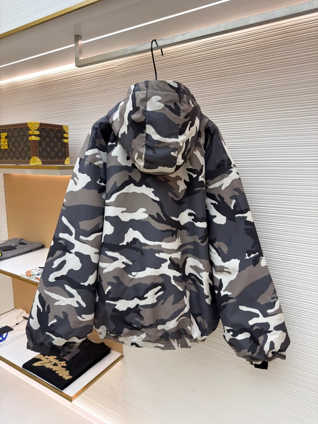 Balenciaga Camouflage Ski Series·Flight Jacket ●Original version: Purchased and developed by 22527 ●Item number: 1681684-E85 ●Fabric: Technical waterproof fabric ●Technology: Positioning cutting machine production ●Color: Gray ●Version: Loose version ●Weight: about 1485 grams ●Size: XS-S-M-L ●Description: The fabric uses advanced waterproof technology to effectively resist moisture penetration. The outer layer is equipped with camouflage pattern design. By utilizing the tight weaving of microfiber and adding a waterproof coating inside the fabric, the inner and outer double-layer waterproof and windproof functions are achieved. The interweaving method and density of the fabric's 7*8 plaid warp and weft yarns are precisely controlled to form a specific plaid pattern; to ensure the uniformity and stability of the fabric. The surface forms an obvious concave and convex texture, thereby enhancing the three-dimensional sense of the fabric. The plaid design not only makes the fabric more visually beautiful, but also enhances the structural stability and durability of the fabric. This fabric is a special structural material used to prevent ice and snow from accumulating and penetrating. It has excellent elasticity to ensure a tight fit and prevent ice and snow from penetrating. The material has been specially treated to have excellent wear resistance and can resist scratches and wear from sharp objects such as ice, snow, rocks, etc. The overall wiring is straight and delicate, the fabric is comfortable and soft, and the color is consistent without color difference. It can be matched with the same style to create a fashionable look and control various occasions. Customized accessories, complete with three standards, same style for men and women!