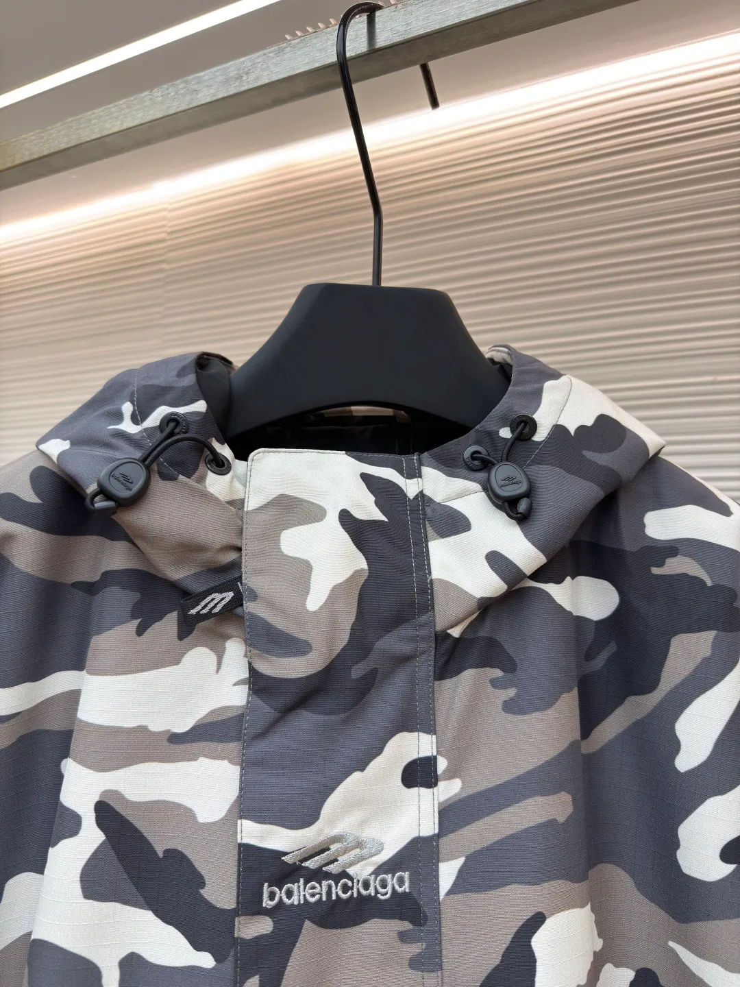 Balenciaga Camouflage Ski Series·Flight Jacket ●Original version: Purchased and developed by 22527 ●Item number: 1681684-E85 ●Fabric: Technical waterproof fabric ●Technology: Positioning cutting machine production ●Color: Gray ●Version: Loose version ●Weight: about 1485 grams ●Size: XS-S-M-L ●Description: The fabric uses advanced waterproof technology to effectively resist moisture penetration. The outer layer is equipped with camouflage pattern design. By utilizing the tight weaving of microfiber and adding a waterproof coating inside the fabric, the inner and outer double-layer waterproof and windproof functions are achieved. The interweaving method and density of the fabric's 7*8 plaid warp and weft yarns are precisely controlled to form a specific plaid pattern; to ensure the uniformity and stability of the fabric. The surface forms an obvious concave and convex texture, thereby enhancing the three-dimensional sense of the fabric. The plaid design not only makes the fabric more visually beautiful, but also enhances the structural stability and durability of the fabric. This fabric is a special structural material used to prevent ice and snow from accumulating and penetrating. It has excellent elasticity to ensure a tight fit and prevent ice and snow from penetrating. The material has been specially treated to have excellent wear resistance and can resist scratches and wear from sharp objects such as ice, snow, rocks, etc. The overall wiring is straight and delicate, the fabric is comfortable and soft, and the color is consistent without color difference. It can be matched with the same style to create a fashionable look and control various occasions. Customized accessories, complete with three standards, same style for men and women!