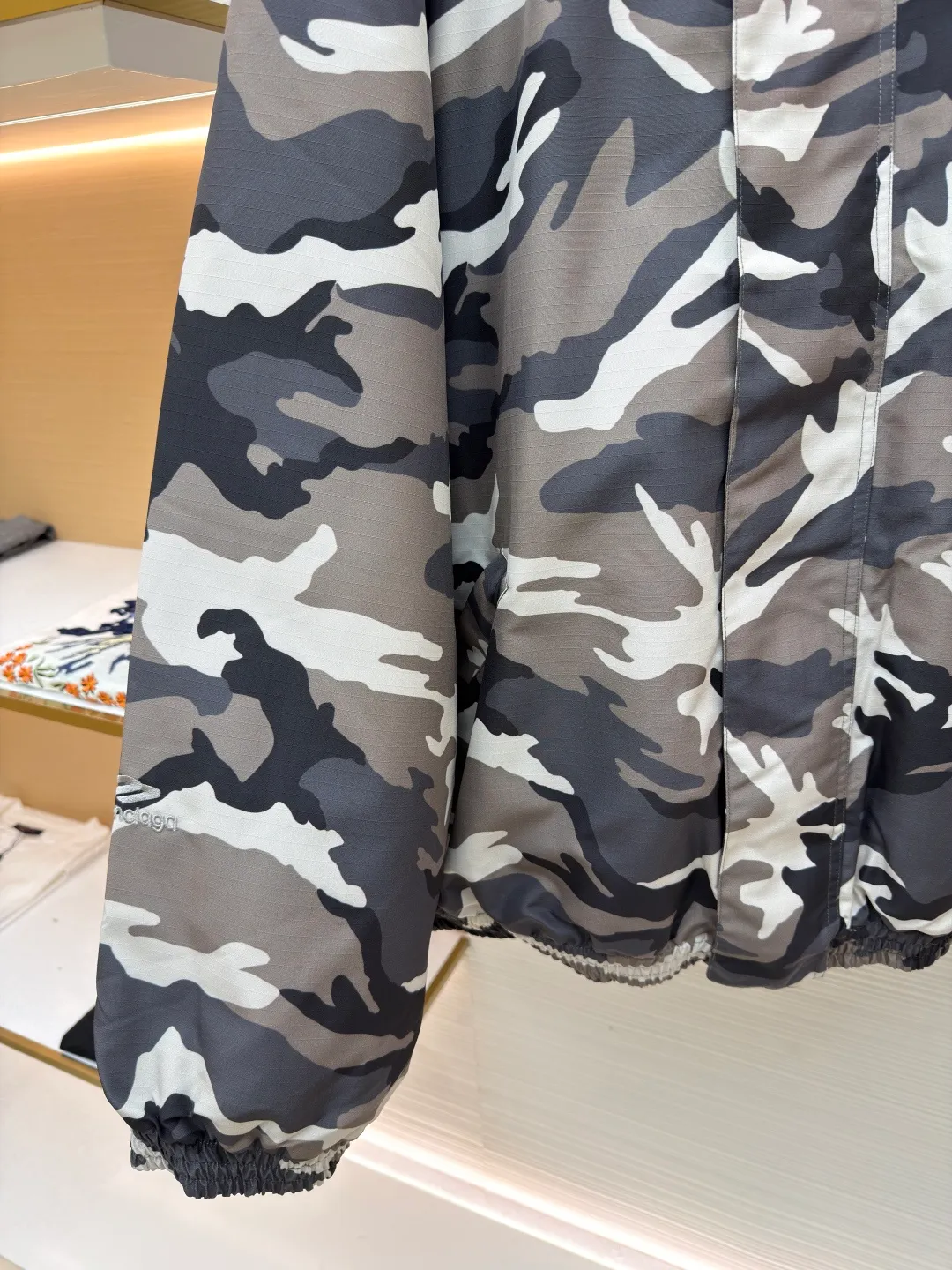 Balenciaga Camouflage Ski Series·Flight Jacket ●Original version: Purchased and developed by 22527 ●Item number: 1681684-E85 ●Fabric: Technical waterproof fabric ●Technology: Positioning cutting machine production ●Color: Gray ●Version: Loose version ●Weight: about 1485 grams ●Size: XS-S-M-L ●Description: The fabric uses advanced waterproof technology to effectively resist moisture penetration. The outer layer is equipped with camouflage pattern design. By utilizing the tight weaving of microfiber and adding a waterproof coating inside the fabric, the inner and outer double-layer waterproof and windproof functions are achieved. The interweaving method and density of the fabric's 7*8 plaid warp and weft yarns are precisely controlled to form a specific plaid pattern; to ensure the uniformity and stability of the fabric. The surface forms an obvious concave and convex texture, thereby enhancing the three-dimensional sense of the fabric. The plaid design not only makes the fabric more visually beautiful, but also enhances the structural stability and durability of the fabric. This fabric is a special structural material used to prevent ice and snow from accumulating and penetrating. It has excellent elasticity to ensure a tight fit and prevent ice and snow from penetrating. The material has been specially treated to have excellent wear resistance and can resist scratches and wear from sharp objects such as ice, snow, rocks, etc. The overall wiring is straight and delicate, the fabric is comfortable and soft, and the color is consistent without color difference. It can be matched with the same style to create a fashionable look and control various occasions. Customized accessories, complete with three standards, same style for men and women!