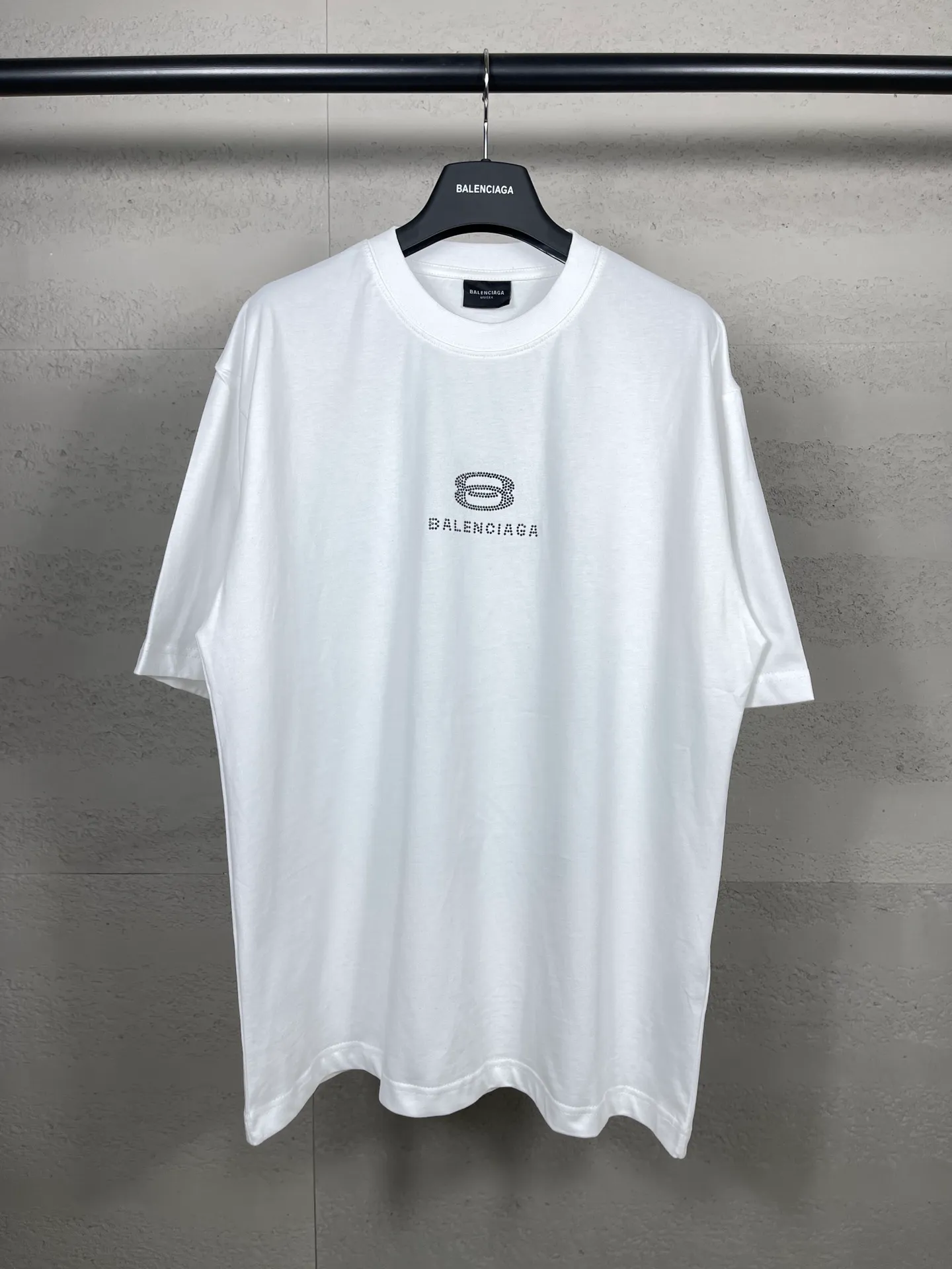 🅿️174 Actual pictures [Top version. Official website quality] BALENCI*GA/Paris BALENCI*GA# New style, classic LOGO hot-drilled short-sleeved T-shirt on the front and back. Brick cabinet synchronization. The fabric is made of Paris ZP custom-woven and dyed 100% cotton double yarn compact cotton. The weight is 260 grams, the cloth surface is clean. The cloth pattern is clear. Soft and comfortable. The color fastness is good. It is not easy to change color. The threads are woven and dyed with no color difference. The back hot drill uses imported drill, which has good gloss and is not easy to fall off. Jubie market makes goods based on pictures. Comparisons welcome. Restore the brick cabinet. The version adopts the OS loose shoulder version. Same style for men and women. Code: BL223355 Color: Black. White Size: XS to L
