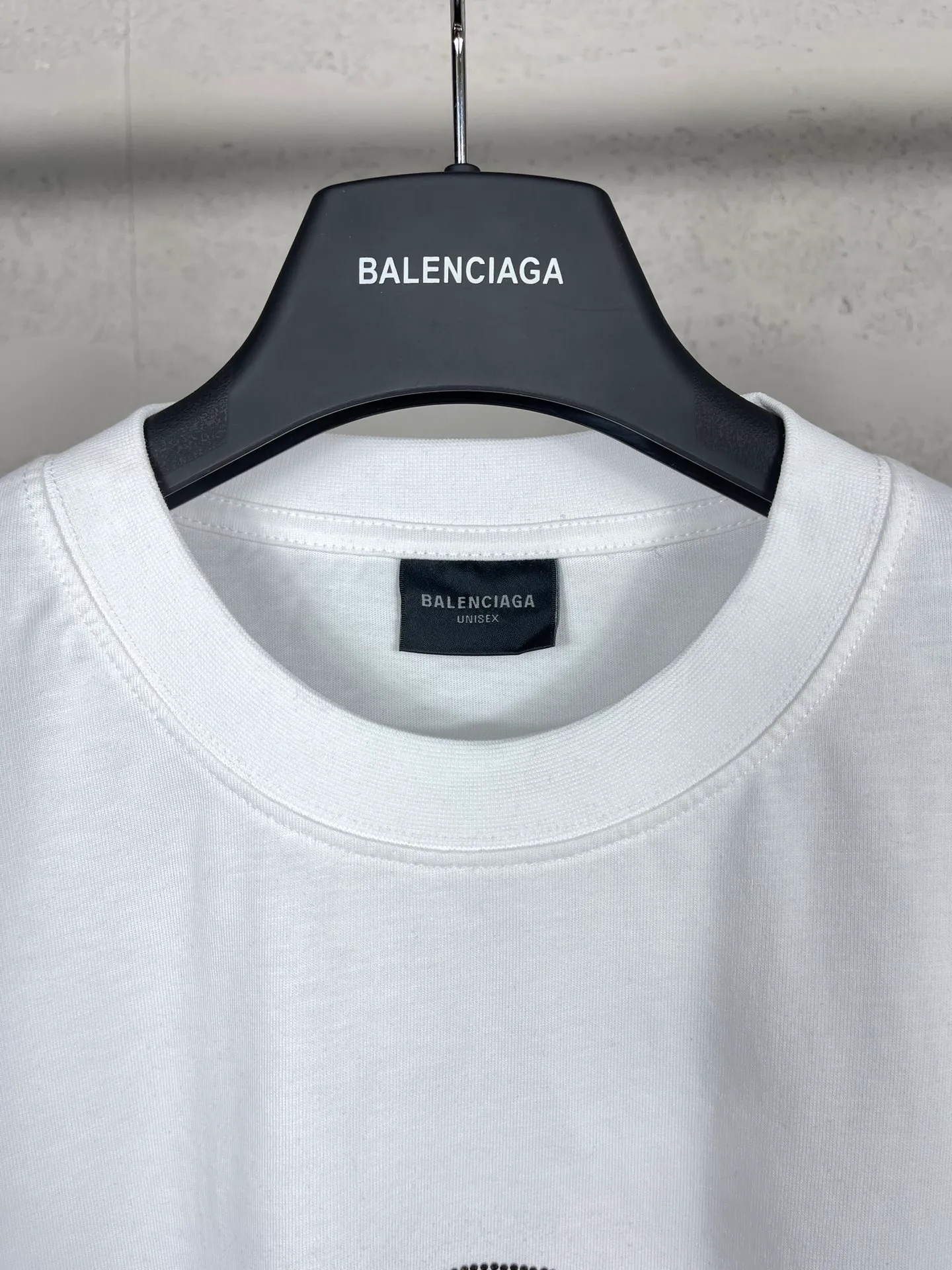 🅿️174 Actual pictures [Top version. Official website quality] BALENCI*GA/Paris BALENCI*GA# New style, classic LOGO hot-drilled short-sleeved T-shirt on the front and back. Brick cabinet synchronization. The fabric is made of Paris ZP custom-woven and dyed 100% cotton double yarn compact cotton. The weight is 260 grams, the cloth surface is clean. The cloth pattern is clear. Soft and comfortable. The color fastness is good. It is not easy to change color. The threads are woven and dyed with no color difference. The back hot drill uses imported drill, which has good gloss and is not easy to fall off. Jubie market makes goods based on pictures. Comparisons welcome. Restore the brick cabinet. The version adopts the OS loose shoulder version. Same style for men and women. Code: BL223355 Color: Black. White Size: XS to L