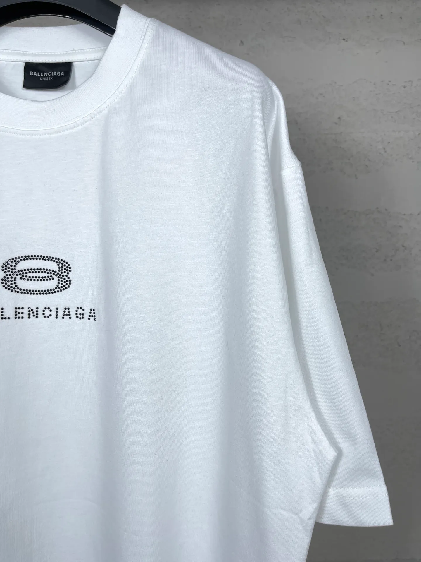🅿️174 Actual pictures [Top version. Official website quality] BALENCI*GA/Paris BALENCI*GA# New style, classic LOGO hot-drilled short-sleeved T-shirt on the front and back. Brick cabinet synchronization. The fabric is made of Paris ZP custom-woven and dyed 100% cotton double yarn compact cotton. The weight is 260 grams, the cloth surface is clean. The cloth pattern is clear. Soft and comfortable. The color fastness is good. It is not easy to change color. The threads are woven and dyed with no color difference. The back hot drill uses imported drill, which has good gloss and is not easy to fall off. Jubie market makes goods based on pictures. Comparisons welcome. Restore the brick cabinet. The version adopts the OS loose shoulder version. Same style for men and women. Code: BL223355 Color: Black. White Size: XS to L