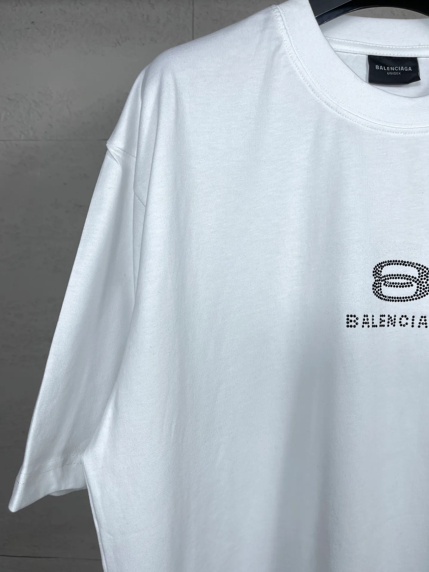 🅿️174 Actual pictures [Top version. Official website quality] BALENCI*GA/Paris BALENCI*GA# New style, classic LOGO hot-drilled short-sleeved T-shirt on the front and back. Brick cabinet synchronization. The fabric is made of Paris ZP custom-woven and dyed 100% cotton double yarn compact cotton. The weight is 260 grams, the cloth surface is clean. The cloth pattern is clear. Soft and comfortable. The color fastness is good. It is not easy to change color. The threads are woven and dyed with no color difference. The back hot drill uses imported drill, which has good gloss and is not easy to fall off. Jubie market makes goods based on pictures. Comparisons welcome. Restore the brick cabinet. The version adopts the OS loose shoulder version. Same style for men and women. Code: BL223355 Color: Black. White Size: XS to L