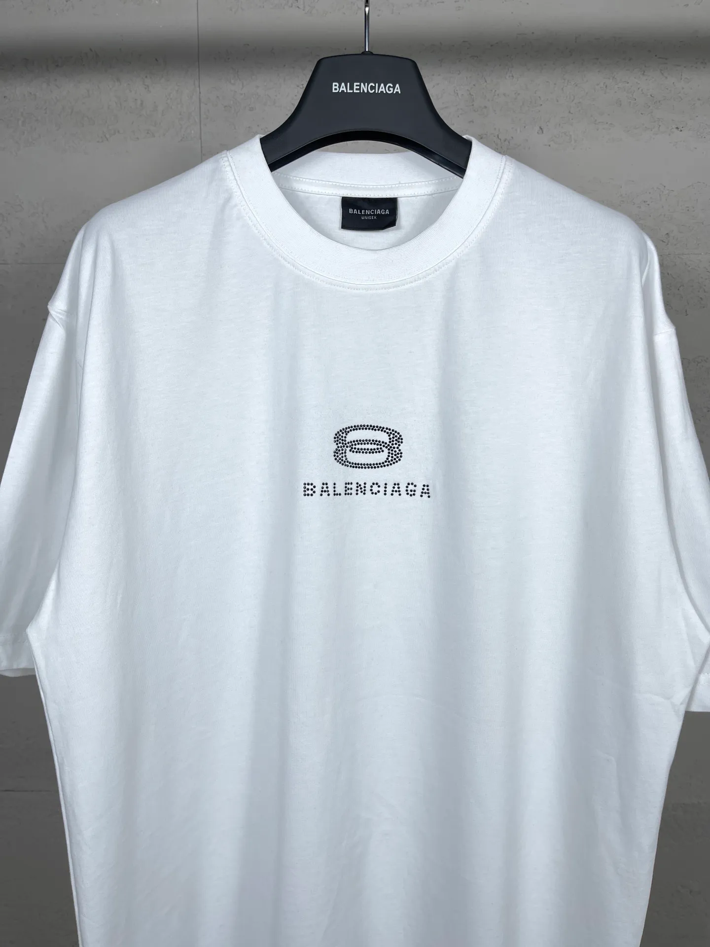 🅿️174 Actual pictures [Top version. Official website quality] BALENCI*GA/Paris BALENCI*GA# New style, classic LOGO hot-drilled short-sleeved T-shirt on the front and back. Brick cabinet synchronization. The fabric is made of Paris ZP custom-woven and dyed 100% cotton double yarn compact cotton. The weight is 260 grams, the cloth surface is clean. The cloth pattern is clear. Soft and comfortable. The color fastness is good. It is not easy to change color. The threads are woven and dyed with no color difference. The back hot drill uses imported drill, which has good gloss and is not easy to fall off. Jubie market makes goods based on pictures. Comparisons welcome. Restore the brick cabinet. The version adopts the OS loose shoulder version. Same style for men and women. Code: BL223355 Color: Black. White Size: XS to L