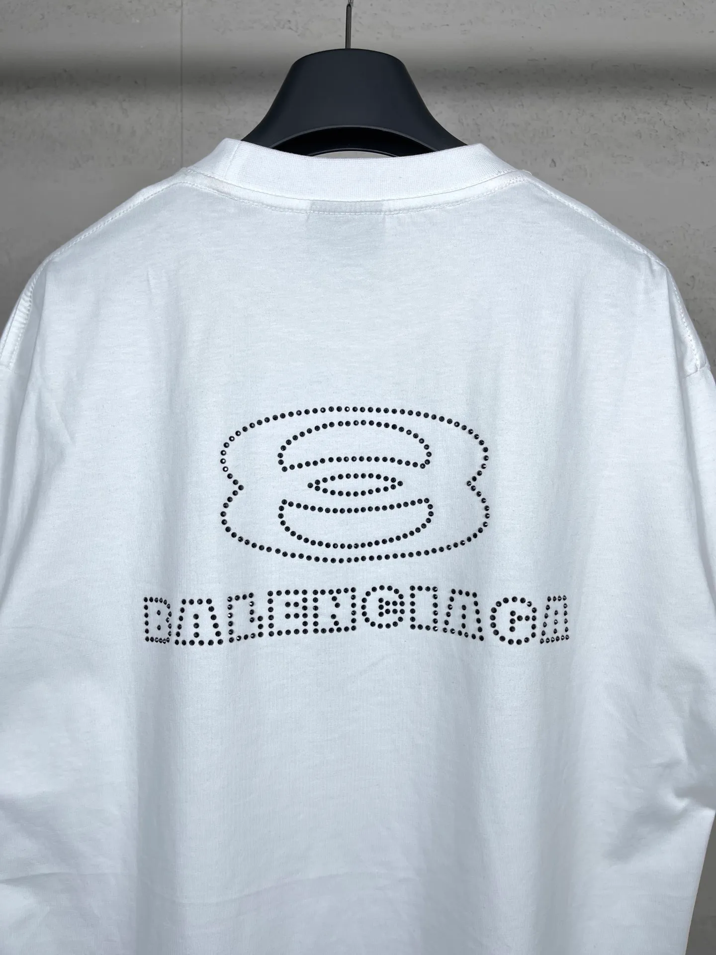 🅿️174 Actual pictures [Top version. Official website quality] BALENCI*GA/Paris BALENCI*GA# New style, classic LOGO hot-drilled short-sleeved T-shirt on the front and back. Brick cabinet synchronization. The fabric is made of Paris ZP custom-woven and dyed 100% cotton double yarn compact cotton. The weight is 260 grams, the cloth surface is clean. The cloth pattern is clear. Soft and comfortable. The color fastness is good. It is not easy to change color. The threads are woven and dyed with no color difference. The back hot drill uses imported drill, which has good gloss and is not easy to fall off. Jubie market makes goods based on pictures. Comparisons welcome. Restore the brick cabinet. The version adopts the OS loose shoulder version. Same style for men and women. Code: BL223355 Color: Black. White Size: XS to L