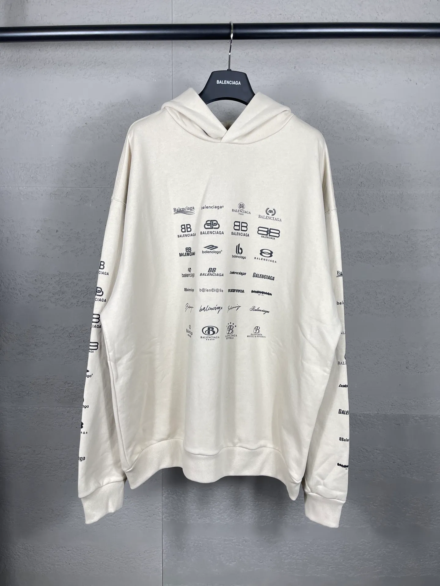 🅿️300 real photos [Top version. Official website quality] BALENCI*GA/Paris BALENCI*GA# 2023 spring and summer new style, printed with classic LOGO collection long-sleeved sweatshirt. 2023 autumn and winter new product. Brick cabinet synchronization. The fabric is made of Paris ZP custom-woven and dyed cotton double yarn sweatshirt. The weight is 450 grams, the cloth surface is clean. The cloth texture is clear. Soft and comfortable. Good color fastness. Not easy to change color. The threads are woven and dyed with no color difference. The printing uses imported environmentally friendly rubber paddles, precision stencils, fine LOGO letters, clear letters, no burrs, and a three-dimensional effect. Restore brick cabinet. The version adopts OS loose shoulder style. Same style for men and women. Code: BL238002 Color: black, beige, pink, smoke gray. Size: XS S M L
