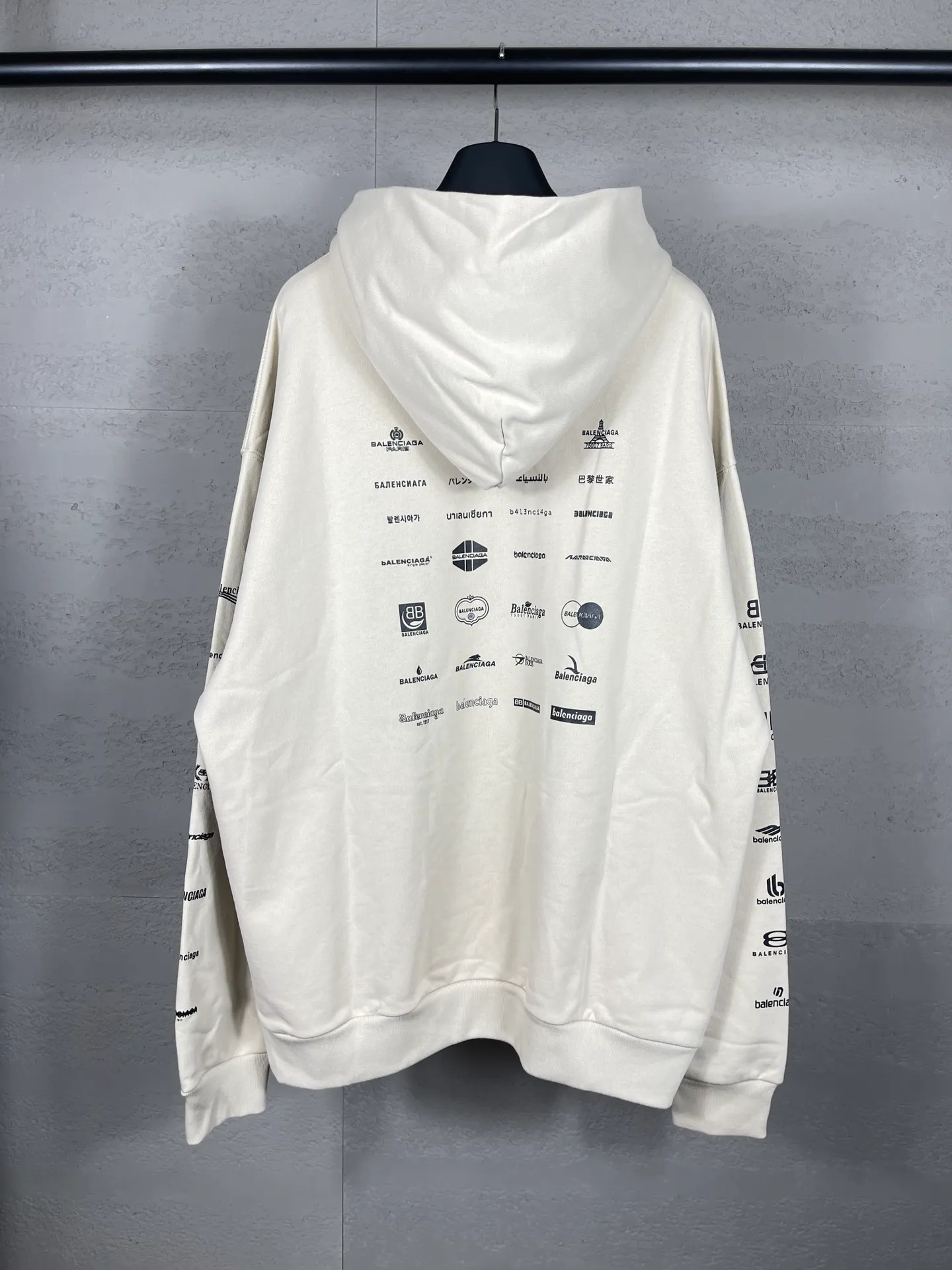 🅿️300 real photos [Top version. Official website quality] BALENCI*GA/Paris BALENCI*GA# 2023 spring and summer new style, printed with classic LOGO collection long-sleeved sweatshirt. 2023 autumn and winter new product. Brick cabinet synchronization. The fabric is made of Paris ZP custom-woven and dyed cotton double yarn sweatshirt. The weight is 450 grams, the cloth surface is clean. The cloth texture is clear. Soft and comfortable. Good color fastness. Not easy to change color. The threads are woven and dyed with no color difference. The printing uses imported environmentally friendly rubber paddles, precision stencils, fine LOGO letters, clear letters, no burrs, and a three-dimensional effect. Restore brick cabinet. The version adopts OS loose shoulder style. Same style for men and women. Code: BL238002 Color: black, beige, pink, smoke gray. Size: XS S M L