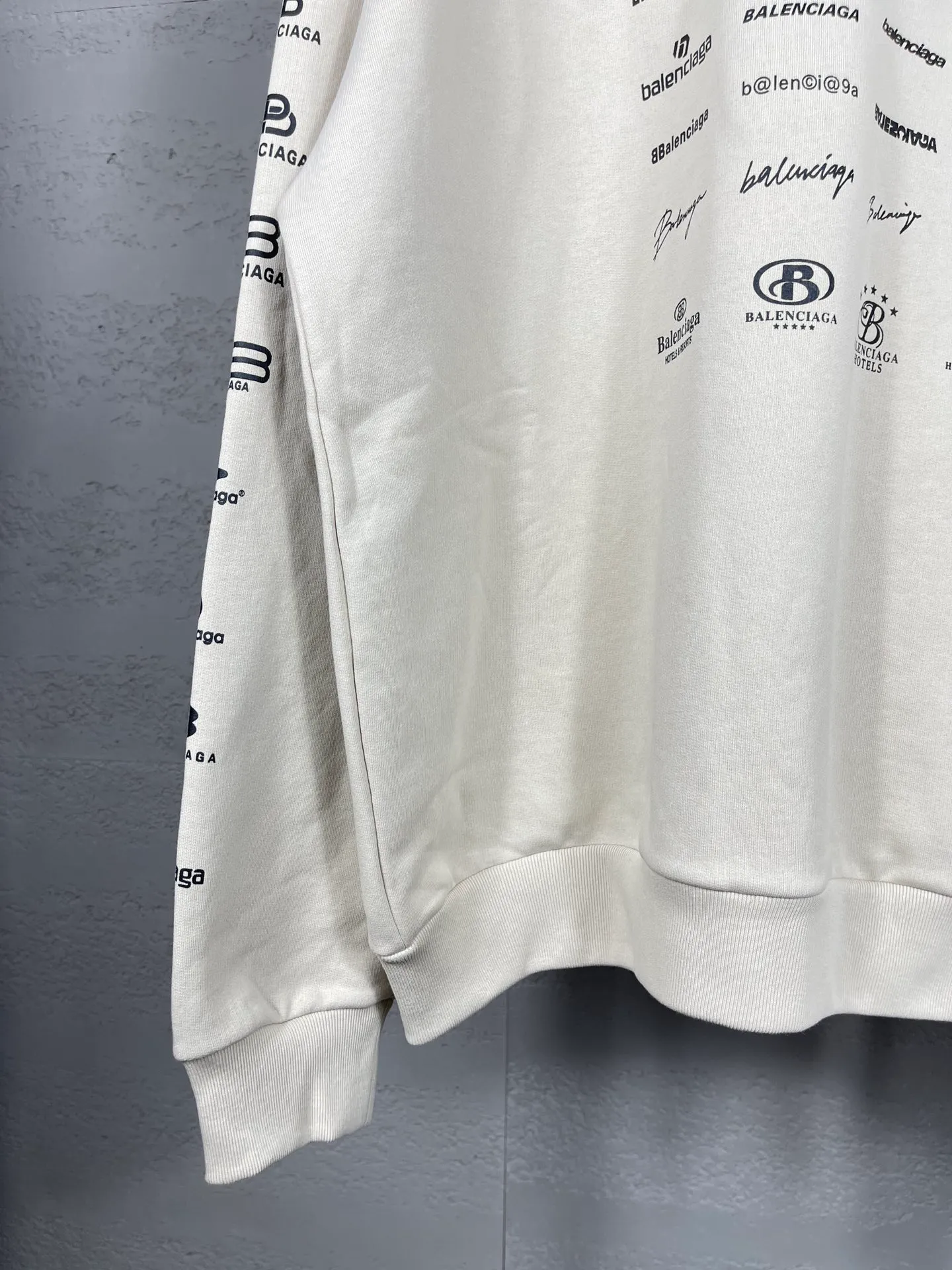 🅿️300 real photos [Top version. Official website quality] BALENCI*GA/Paris BALENCI*GA# 2023 spring and summer new style, printed with classic LOGO collection long-sleeved sweatshirt. 2023 autumn and winter new product. Brick cabinet synchronization. The fabric is made of Paris ZP custom-woven and dyed cotton double yarn sweatshirt. The weight is 450 grams, the cloth surface is clean. The cloth texture is clear. Soft and comfortable. Good color fastness. Not easy to change color. The threads are woven and dyed with no color difference. The printing uses imported environmentally friendly rubber paddles, precision stencils, fine LOGO letters, clear letters, no burrs, and a three-dimensional effect. Restore brick cabinet. The version adopts OS loose shoulder style. Same style for men and women. Code: BL238002 Color: black, beige, pink, smoke gray. Size: XS S M L