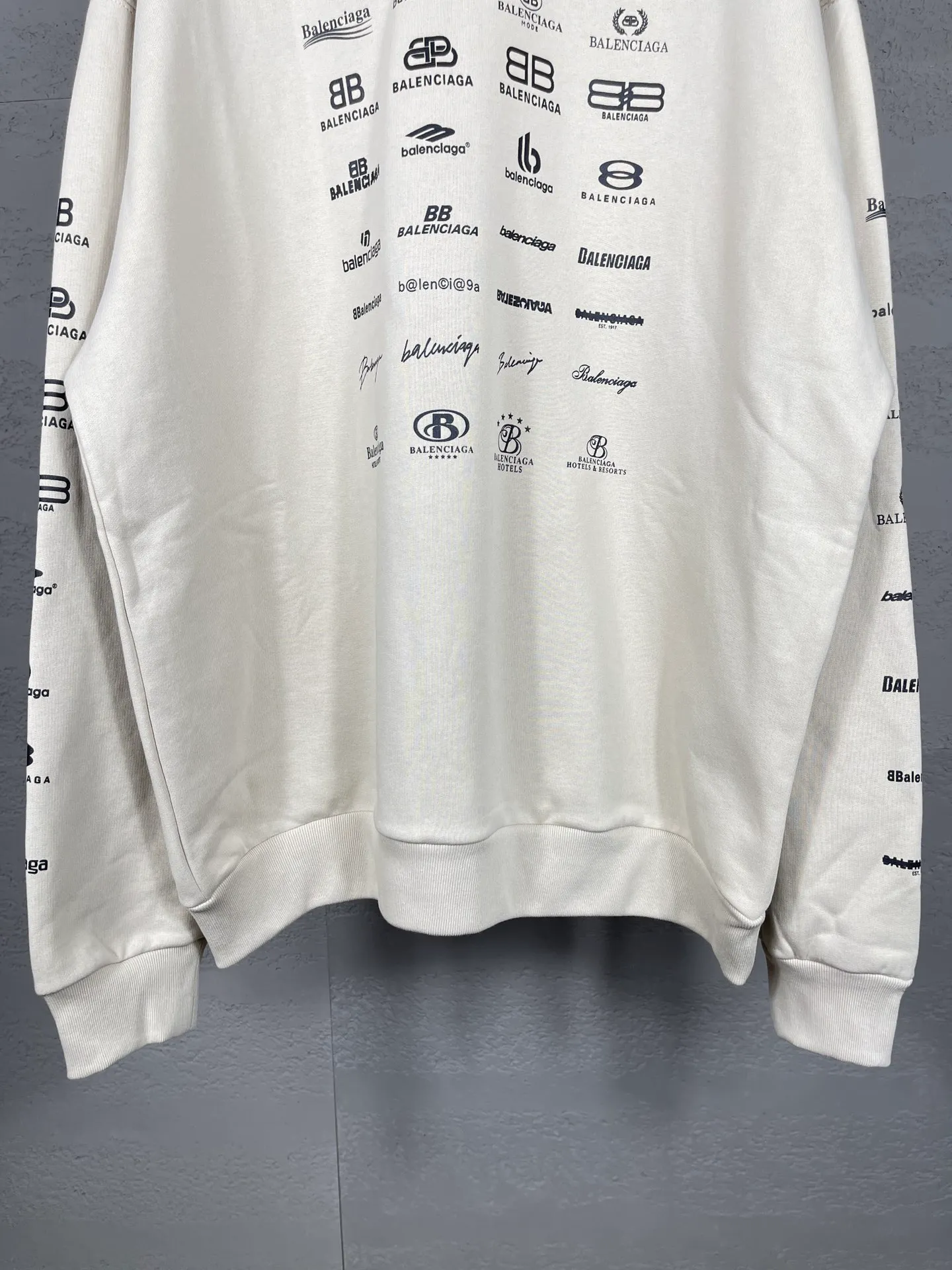 🅿️300 real photos [Top version. Official website quality] BALENCI*GA/Paris BALENCI*GA# 2023 spring and summer new style, printed with classic LOGO collection long-sleeved sweatshirt. 2023 autumn and winter new product. Brick cabinet synchronization. The fabric is made of Paris ZP custom-woven and dyed cotton double yarn sweatshirt. The weight is 450 grams, the cloth surface is clean. The cloth texture is clear. Soft and comfortable. Good color fastness. Not easy to change color. The threads are woven and dyed with no color difference. The printing uses imported environmentally friendly rubber paddles, precision stencils, fine LOGO letters, clear letters, no burrs, and a three-dimensional effect. Restore brick cabinet. The version adopts OS loose shoulder style. Same style for men and women. Code: BL238002 Color: black, beige, pink, smoke gray. Size: XS S M L