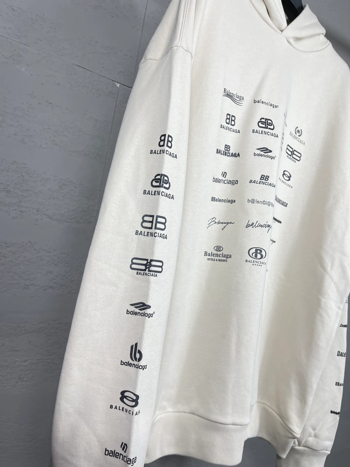 🅿️300 real photos [Top version. Official website quality] BALENCI*GA/Paris BALENCI*GA# 2023 spring and summer new style, printed with classic LOGO collection long-sleeved sweatshirt. 2023 autumn and winter new product. Brick cabinet synchronization. The fabric is made of Paris ZP custom-woven and dyed cotton double yarn sweatshirt. The weight is 450 grams, the cloth surface is clean. The cloth texture is clear. Soft and comfortable. Good color fastness. Not easy to change color. The threads are woven and dyed with no color difference. The printing uses imported environmentally friendly rubber paddles, precision stencils, fine LOGO letters, clear letters, no burrs, and a three-dimensional effect. Restore brick cabinet. The version adopts OS loose shoulder style. Same style for men and women. Code: BL238002 Color: black, beige, pink, smoke gray. Size: XS S M L