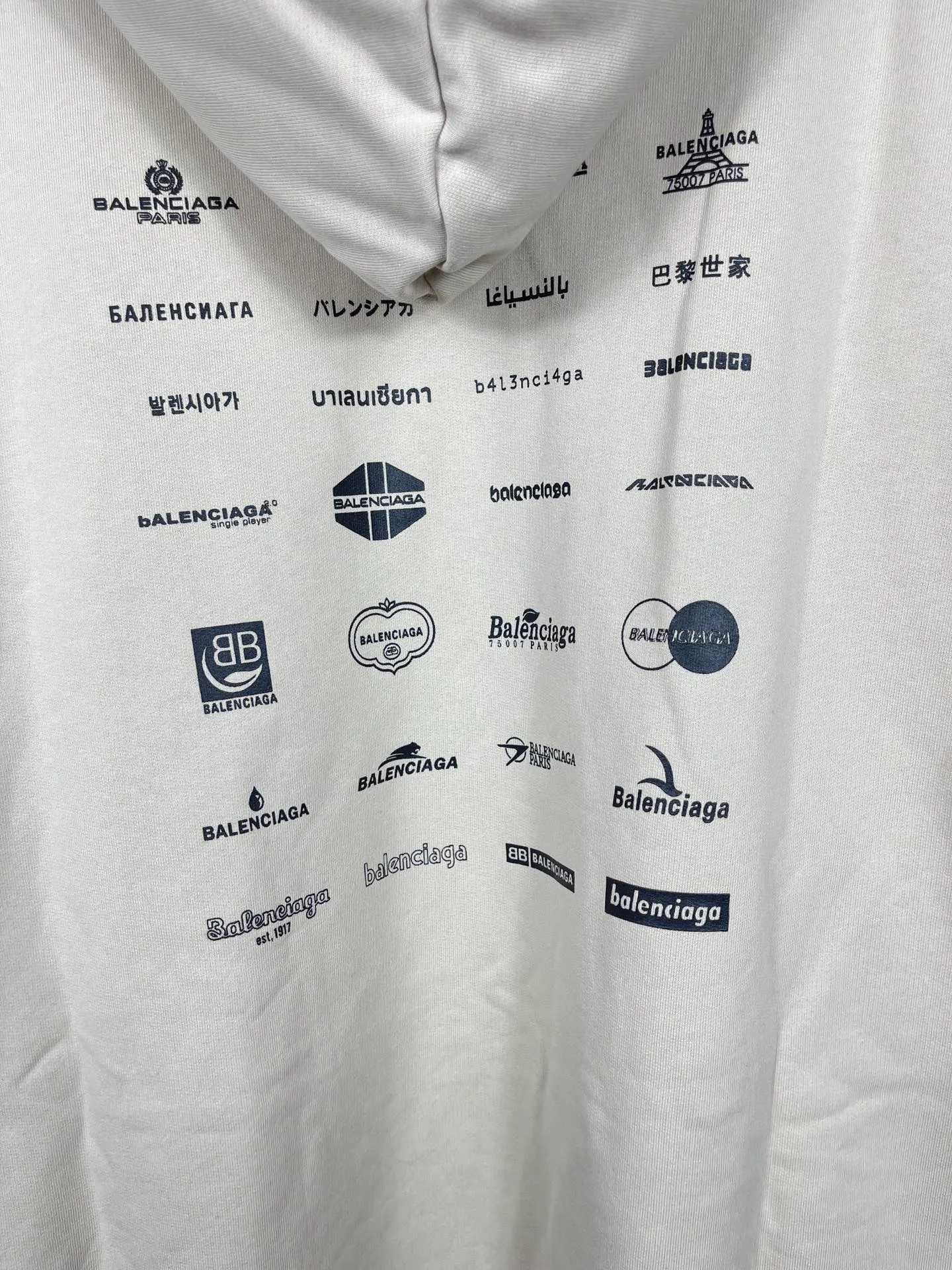 🅿️300 real photos [Top version. Official website quality] BALENCI*GA/Paris BALENCI*GA# 2023 spring and summer new style, printed with classic LOGO collection long-sleeved sweatshirt. 2023 autumn and winter new product. Brick cabinet synchronization. The fabric is made of Paris ZP custom-woven and dyed cotton double yarn sweatshirt. The weight is 450 grams, the cloth surface is clean. The cloth texture is clear. Soft and comfortable. Good color fastness. Not easy to change color. The threads are woven and dyed with no color difference. The printing uses imported environmentally friendly rubber paddles, precision stencils, fine LOGO letters, clear letters, no burrs, and a three-dimensional effect. Restore brick cabinet. The version adopts OS loose shoulder style. Same style for men and women. Code: BL238002 Color: black, beige, pink, smoke gray. Size: XS S M L