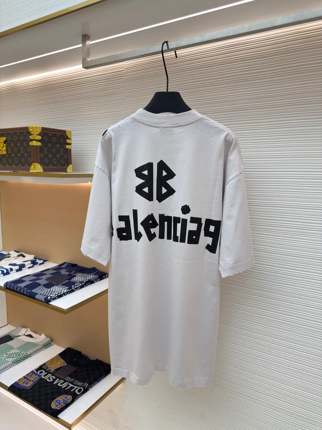 Balenciaga Masking Tape Short Sleeves ●Authentic product: Purchased and developed by 4479 ●Item No.: 1680271-A35 ●Fabric: Ribbed process ●Technology: Washed and brushed ●Version: Fitted version ●Weight: about 370 grams ●Size: 1-2-3-4 ●Description: The sleeves and hem are worn with a frayed effect. The lining is clean. No ends. No excess edges. The shoulders are frayed and the stitching is straight. Three-needle and five-thread craftsmanship. The shoulders are lined with taping. The fabric is made of distressed washed and brushed technology. The collar is designed with frayed holes. The ribbed fabric is custom-woven and dyed. The color is consistent and there is no color difference. Masking tape letters are used on the chest. The overall process of heavy craftsmanship. The washed fabric is comfortable and soft. The effect is worn and washed. The letters on the back are manually counter-positioned and shaped with a hot plate for glue printing. The overall wiring is straight and delicate, the fabric is comfortable and soft, and the color is consistent without color difference. It can be matched with the same style to create a fashionable look and control various occasions. Customized accessories, complete with three standards, same style for men and women!