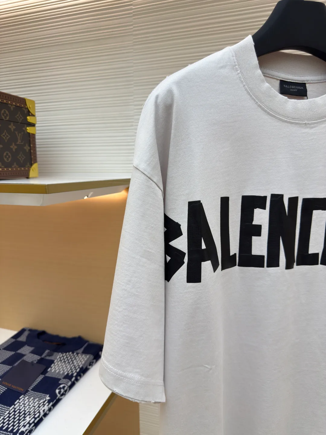 Balenciaga Masking Tape Short Sleeves ●Authentic product: Purchased and developed by 4479 ●Item No.: 1680271-A35 ●Fabric: Ribbed process ●Technology: Washed and brushed ●Version: Fitted version ●Weight: about 370 grams ●Size: 1-2-3-4 ●Description: The sleeves and hem are worn with a frayed effect. The lining is clean. No ends. No excess edges. The shoulders are frayed and the stitching is straight. Three-needle and five-thread craftsmanship. The shoulders are lined with taping. The fabric is made of distressed washed and brushed technology. The collar is designed with frayed holes. The ribbed fabric is custom-woven and dyed. The color is consistent and there is no color difference. Masking tape letters are used on the chest. The overall process of heavy craftsmanship. The washed fabric is comfortable and soft. The effect is worn and washed. The letters on the back are manually counter-positioned and shaped with a hot plate for glue printing. The overall wiring is straight and delicate, the fabric is comfortable and soft, and the color is consistent without color difference. It can be matched with the same style to create a fashionable look and control various occasions. Customized accessories, complete with three standards, same style for men and women!