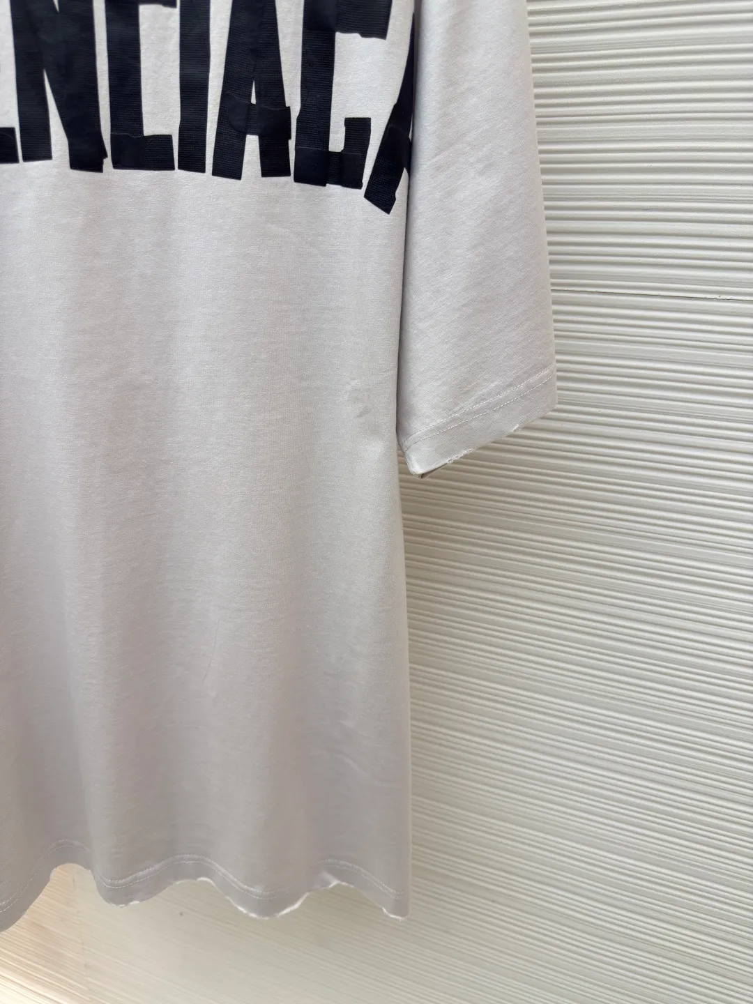 Balenciaga Masking Tape Short Sleeves ●Authentic product: Purchased and developed by 4479 ●Item No.: 1680271-A35 ●Fabric: Ribbed process ●Technology: Washed and brushed ●Version: Fitted version ●Weight: about 370 grams ●Size: 1-2-3-4 ●Description: The sleeves and hem are worn with a frayed effect. The lining is clean. No ends. No excess edges. The shoulders are frayed and the stitching is straight. Three-needle and five-thread craftsmanship. The shoulders are lined with taping. The fabric is made of distressed washed and brushed technology. The collar is designed with frayed holes. The ribbed fabric is custom-woven and dyed. The color is consistent and there is no color difference. Masking tape letters are used on the chest. The overall process of heavy craftsmanship. The washed fabric is comfortable and soft. The effect is worn and washed. The letters on the back are manually counter-positioned and shaped with a hot plate for glue printing. The overall wiring is straight and delicate, the fabric is comfortable and soft, and the color is consistent without color difference. It can be matched with the same style to create a fashionable look and control various occasions. Customized accessories, complete with three standards, same style for men and women!