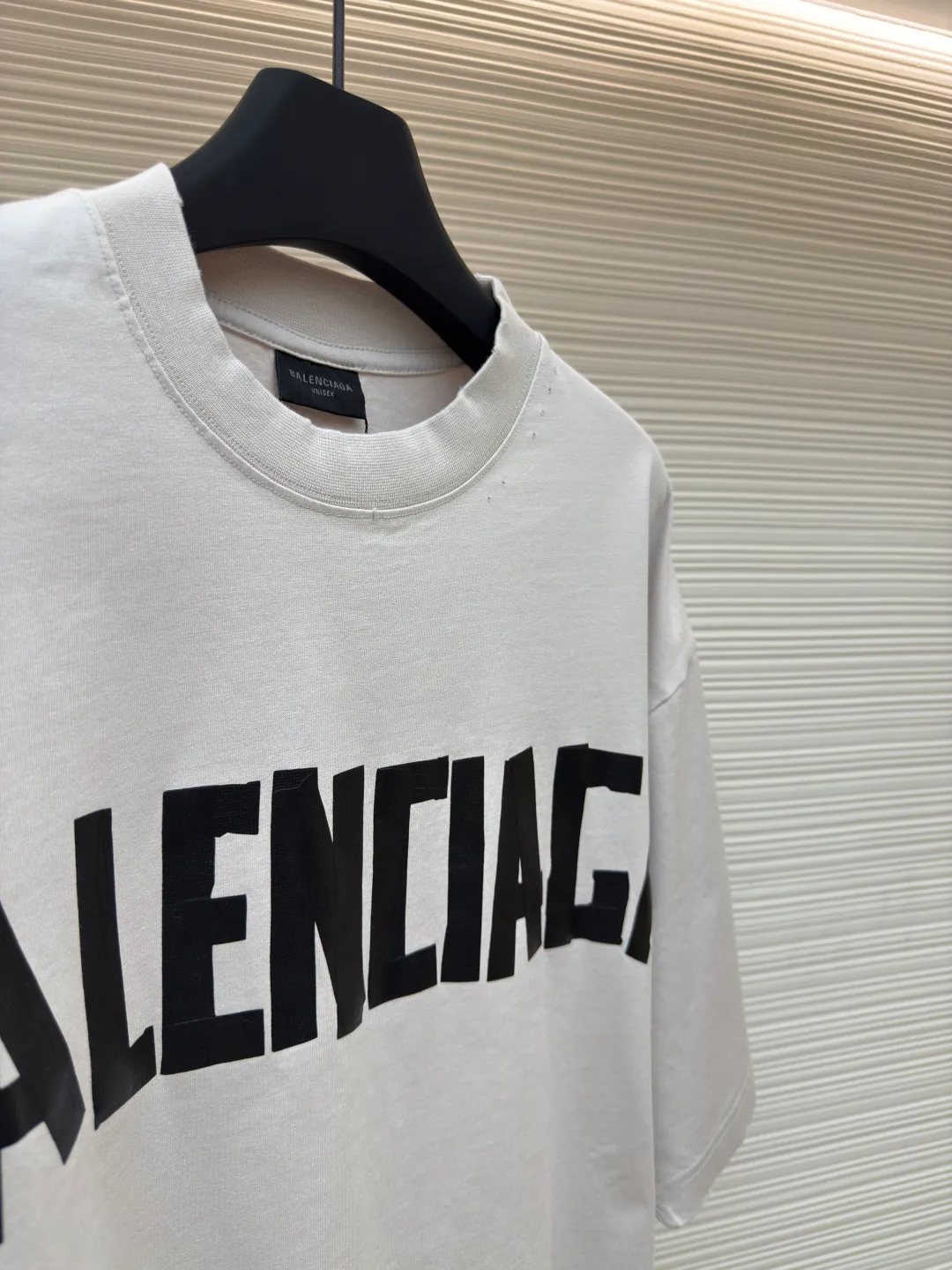 Balenciaga Masking Tape Short Sleeves ●Authentic product: Purchased and developed by 4479 ●Item No.: 1680271-A35 ●Fabric: Ribbed process ●Technology: Washed and brushed ●Version: Fitted version ●Weight: about 370 grams ●Size: 1-2-3-4 ●Description: The sleeves and hem are worn with a frayed effect. The lining is clean. No ends. No excess edges. The shoulders are frayed and the stitching is straight. Three-needle and five-thread craftsmanship. The shoulders are lined with taping. The fabric is made of distressed washed and brushed technology. The collar is designed with frayed holes. The ribbed fabric is custom-woven and dyed. The color is consistent and there is no color difference. Masking tape letters are used on the chest. The overall process of heavy craftsmanship. The washed fabric is comfortable and soft. The effect is worn and washed. The letters on the back are manually counter-positioned and shaped with a hot plate for glue printing. The overall wiring is straight and delicate, the fabric is comfortable and soft, and the color is consistent without color difference. It can be matched with the same style to create a fashionable look and control various occasions. Customized accessories, complete with three standards, same style for men and women!