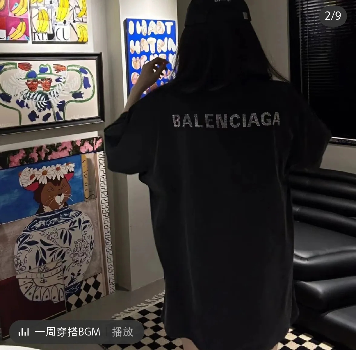 ♻️💯Reference model picture for the upper body❤️The top tested version BALENCIAGA BLCG Balenciaga washed, distressed, frayed and perforated, the same style pure cotton short-sleeved T-shirt for male and female couples stars. The collision of very basic black distressed snowflakes and thousands of bling bling rhinestones is simply the best-looking, it really shines. Using pure cotton fabrics, heavy-duty washed enzyme garments, fried snowflake technology, to create a distressed retro black and gray color The rhinestones on the back are pressed with ultra-fine high temperature and are not easy to fall off. They are very delicate and show the feel of Swarovski rhinestones. They are full of high-end and motorcycle, showing luxury. Classic and durable. The rhinestones sparkle brilliantly no matter in the sun. Casual and loose version, lazy and casual, invincible slimming. Same style for men and women, very fashionable casually. Color: washed black The fabric is made of 280g double-ply double-yarn plain cotton loose fabric, and the washed weight of the finished product is as high as 400g! Size: XS-L P:310