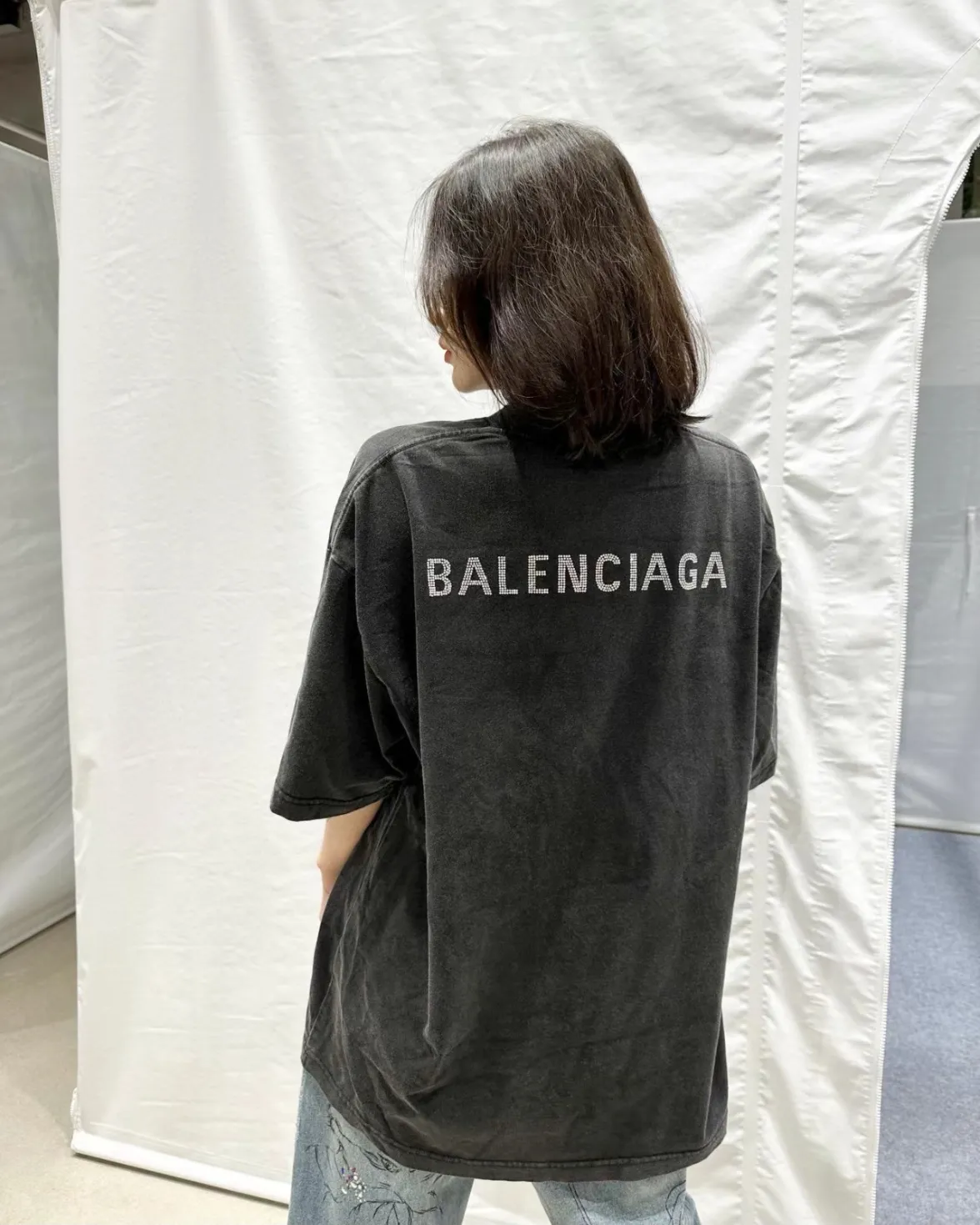 ♻️💯Reference model picture for the upper body❤️The top tested version BALENCIAGA BLCG Balenciaga washed, distressed, frayed and perforated, the same style pure cotton short-sleeved T-shirt for male and female couples stars. The collision of very basic black distressed snowflakes and thousands of bling bling rhinestones is simply the best-looking, it really shines. Using pure cotton fabrics, heavy-duty washed enzyme garments, fried snowflake technology, to create a distressed retro black and gray color The rhinestones on the back are pressed with ultra-fine high temperature and are not easy to fall off. They are very delicate and show the feel of Swarovski rhinestones. They are full of high-end and motorcycle, showing luxury. Classic and durable. The rhinestones sparkle brilliantly no matter in the sun. Casual and loose version, lazy and casual, invincible slimming. Same style for men and women, very fashionable casually. Color: washed black The fabric is made of 280g double-ply double-yarn plain cotton loose fabric, and the washed weight of the finished product is as high as 400g! Size: XS-L P:310