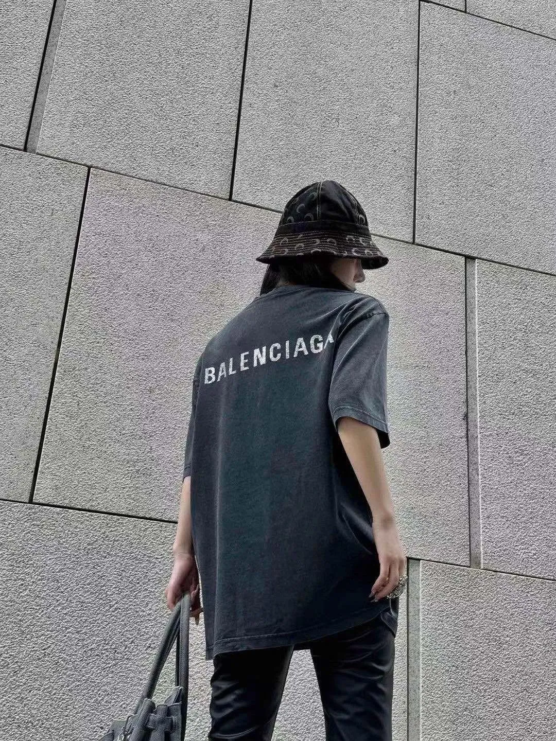 ♻️💯Reference model picture for the upper body❤️The top tested version BALENCIAGA BLCG Balenciaga washed, distressed, frayed and perforated, the same style pure cotton short-sleeved T-shirt for male and female couples stars. The collision of very basic black distressed snowflakes and thousands of bling bling rhinestones is simply the best-looking, it really shines. Using pure cotton fabrics, heavy-duty washed enzyme garments, fried snowflake technology, to create a distressed retro black and gray color The rhinestones on the back are pressed with ultra-fine high temperature and are not easy to fall off. They are very delicate and show the feel of Swarovski rhinestones. They are full of high-end and motorcycle, showing luxury. Classic and durable. The rhinestones sparkle brilliantly no matter in the sun. Casual and loose version, lazy and casual, invincible slimming. Same style for men and women, very fashionable casually. Color: washed black The fabric is made of 280g double-ply double-yarn plain cotton loose fabric, and the washed weight of the finished product is as high as 400g! Size: XS-L P:310