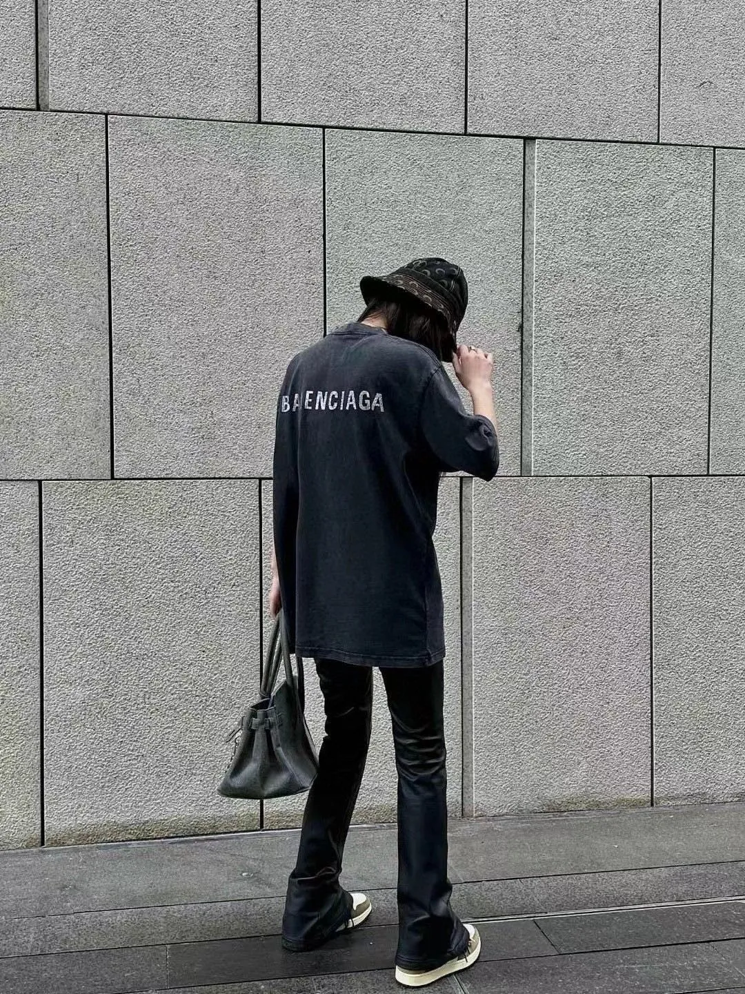 ♻️💯Reference model picture for the upper body❤️The top tested version BALENCIAGA BLCG Balenciaga washed, distressed, frayed and perforated, the same style pure cotton short-sleeved T-shirt for male and female couples stars. The collision of very basic black distressed snowflakes and thousands of bling bling rhinestones is simply the best-looking, it really shines. Using pure cotton fabrics, heavy-duty washed enzyme garments, fried snowflake technology, to create a distressed retro black and gray color The rhinestones on the back are pressed with ultra-fine high temperature and are not easy to fall off. They are very delicate and show the feel of Swarovski rhinestones. They are full of high-end and motorcycle, showing luxury. Classic and durable. The rhinestones sparkle brilliantly no matter in the sun. Casual and loose version, lazy and casual, invincible slimming. Same style for men and women, very fashionable casually. Color: washed black The fabric is made of 280g double-ply double-yarn plain cotton loose fabric, and the washed weight of the finished product is as high as 400g! Size: XS-L P:310