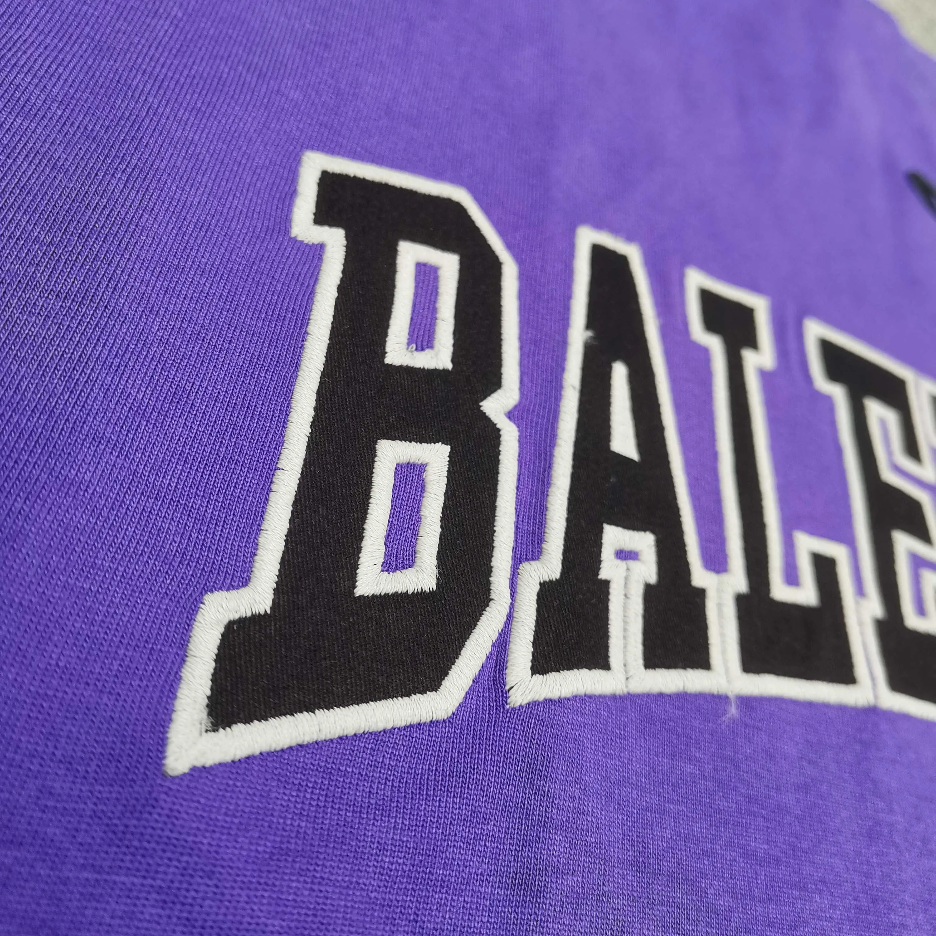 [Top version. Official website quality] BALENCI*GA/Paris.SS25 latest basketball uniform embroidered printed long-sleeved T-shirt. The front embroidery is embroidered and printed using a Tajima computer embroidery machine, the lower left corner is stamped, and the back piece is printed. Brick cabinets are synchronized. Genuine products are developed at the first time. The fabric is made of Paris ZP custom-woven and dyed cotton double yarn. Weighing 260 grams, the cloth surface is clean. The cloth pattern is clear, soft and comfortable. The threads are dyed with no color difference. The printing uses environmentally friendly imported materials, the letters are clear and the effect is three-dimensional. The version adopts OS loose shoulder design. Same style for men and women. Color: black, white, purple, orchid. Size: XS S M L P350
