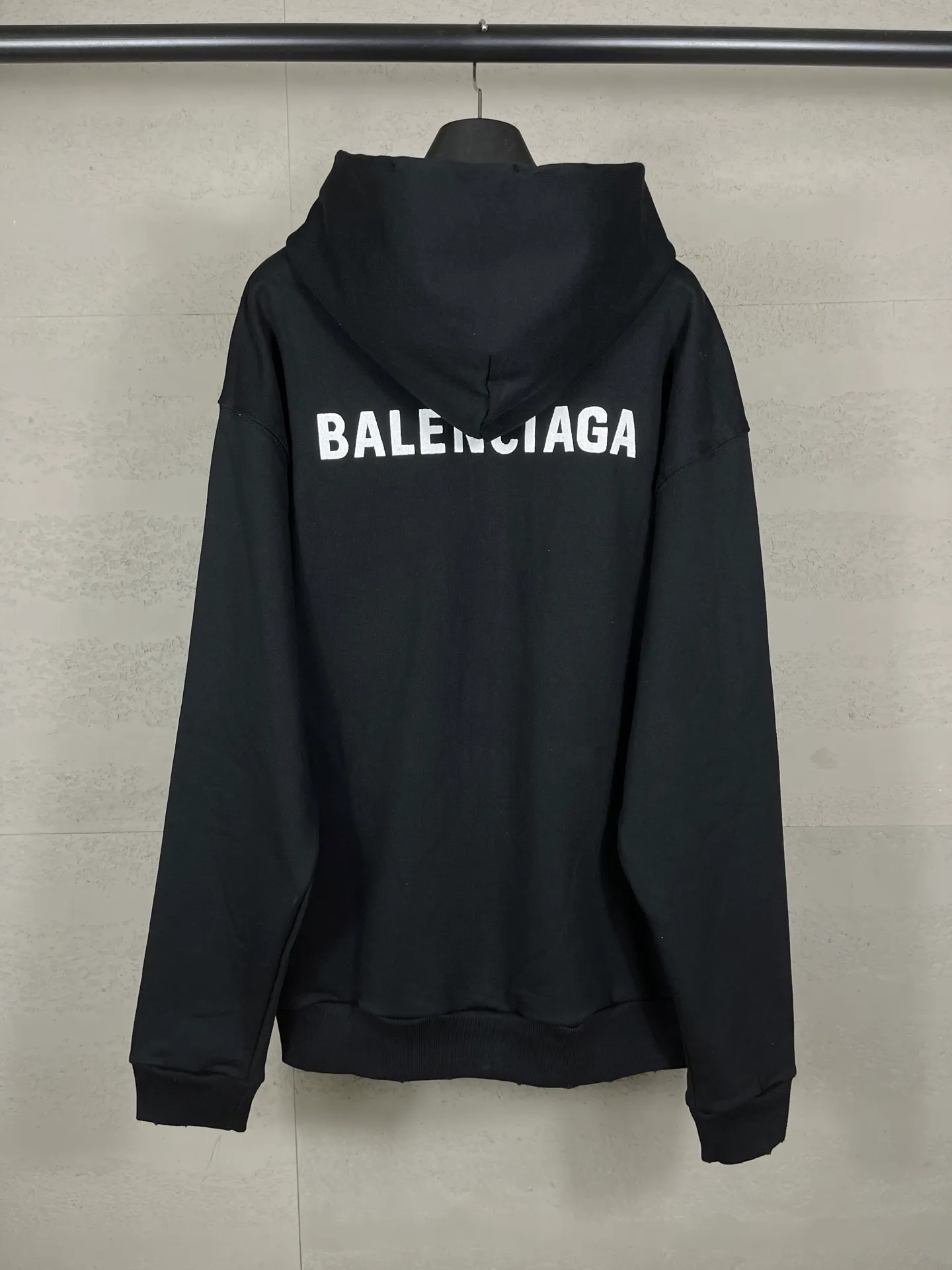 🅿️360 real shots [Top version. Official website quality] BALENCI*G*/25 new autumn and winter style. Washed and distressed hooded zipper cardigan sweatshirt with Paris LOGO embroidered on the front and back. Garments are washed and aged. SS25 latest model. Research and development at the first time, different market currencies. Comparisons welcome. The fabric is made of Paris ZP custom-woven and dyed cotton sweatshirt. Weighing 460 grams, the cloth surface is clean. The cloth pattern is clear, soft and comfortable. The threads are dyed with no color difference. The embroidery is done with embroidery machines imported from Tajima, and the garments are washed and worn to make them look old. Jubie market currency. Welcome to compare. The version adopts OS loose shoulder design. Same style for men and women. Code: BL259936 Color: black, off-white Size: XS S M L
